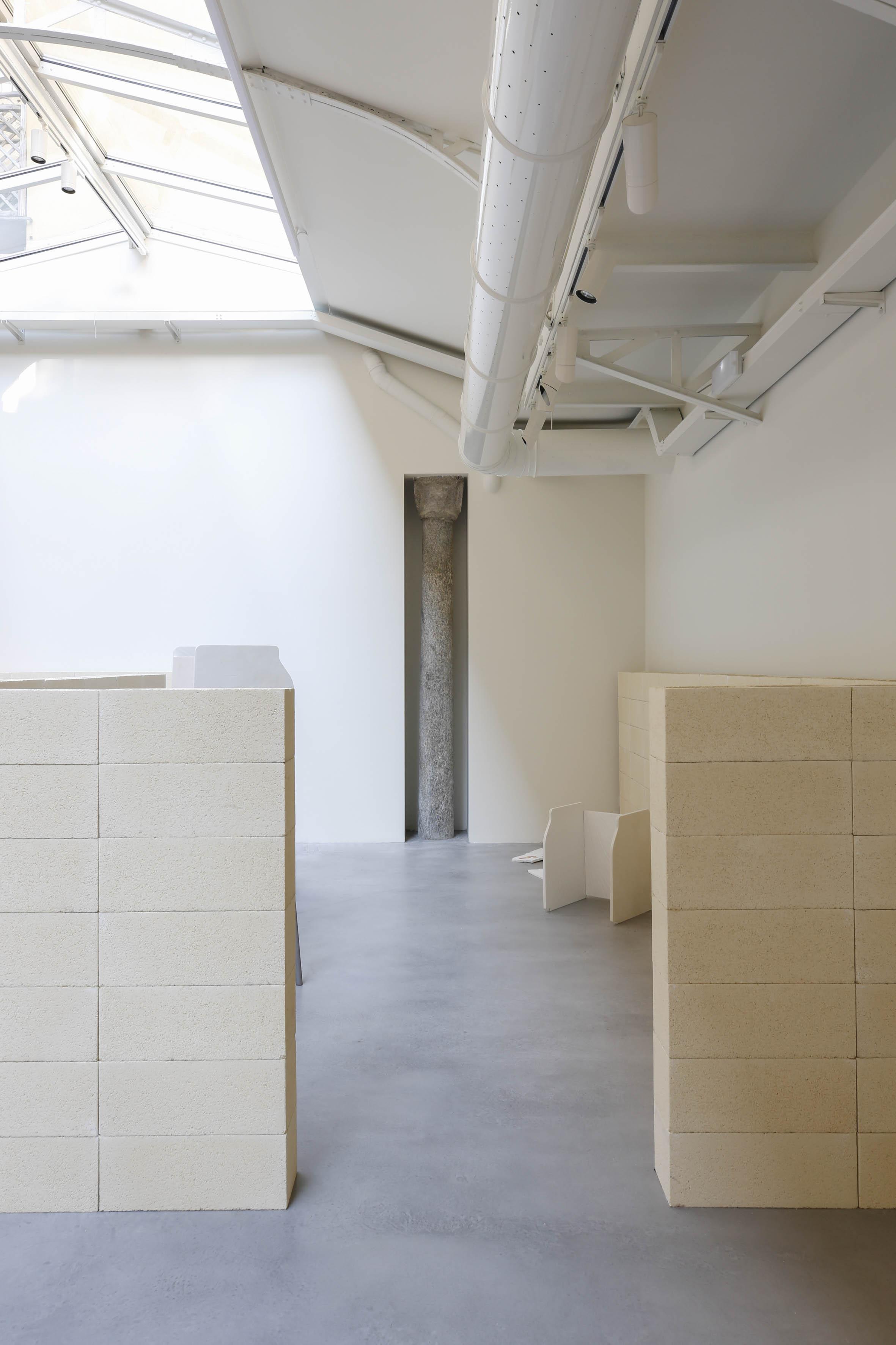 Work by Rebecca Moccia in the exhibition âSupponiamo un amoreâ, curated by Fondazione Officine Saffi in collaboration with Fosbury Architecture. Courtesy the artist and Fondazione Officine Saffi.