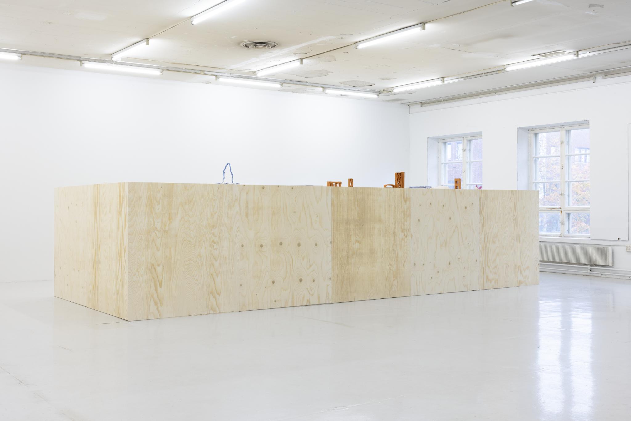 Keräilijä, 2024  Plywood, wood, plaster, dyed plaster, paper towel, dyed epoxy, wire, paraffin  602 x 241 x 132 cm , Yhdeksän kuumaa tiiltä, 2024 Earthenware Nine tiles in various sizes