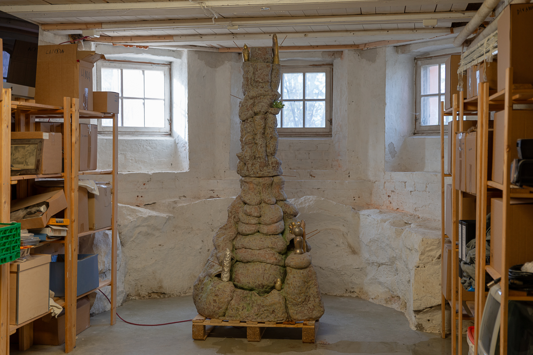 Feeding fetish (floor pot with chiminea, incense, water and plant), (2022), Glazed stoneware, cast pewter, water, water pump, plant, incense. Courtesy of the artist and Norwegian Sculptors Society