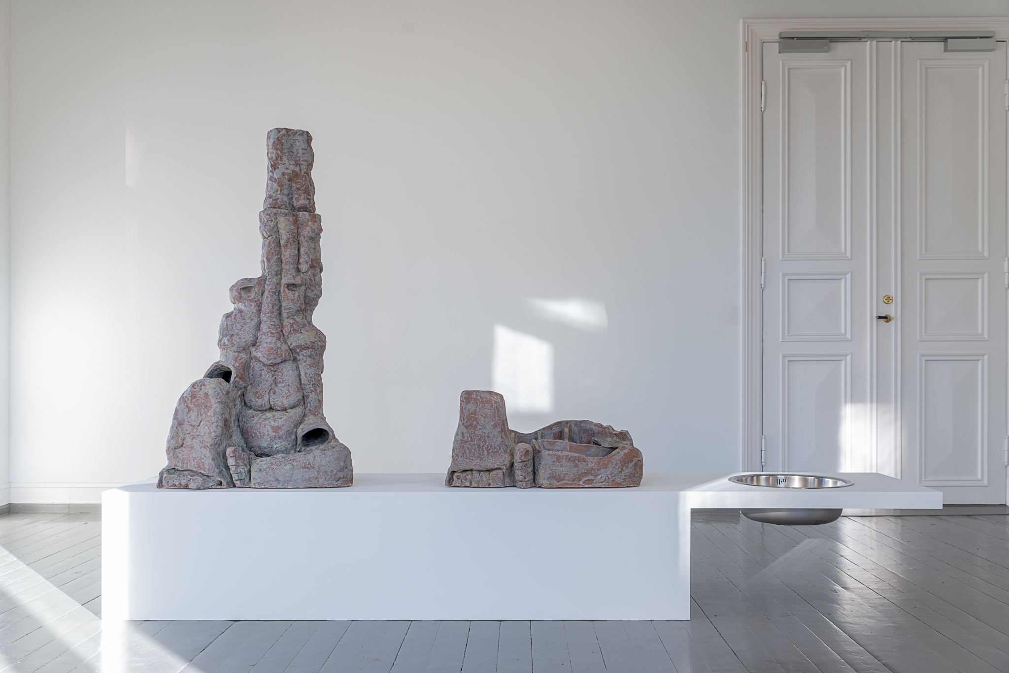 Untitled (levels, structure and time), (2024) Glazed stoneware, sink in stainless steel, custom built plinth. Courtesy of the artist and Norwegian Sculptors Society