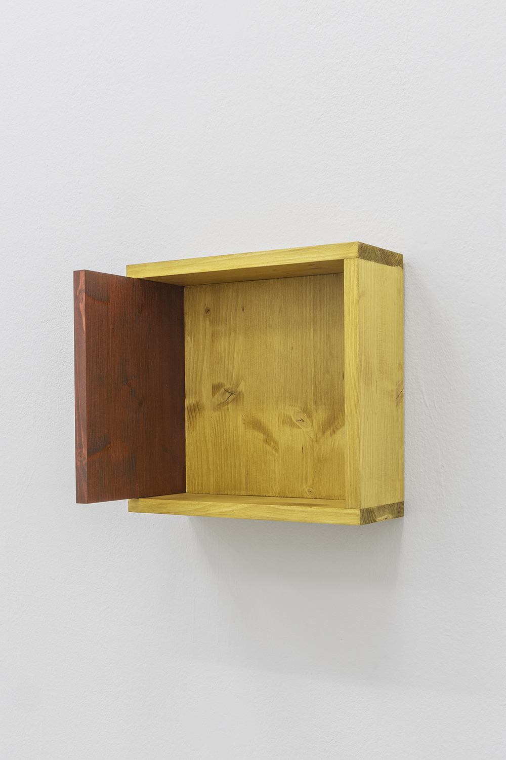 Lawrence Leaman, untitled, 2024, wood, varnish, screws, 33 × 31,5 × 22 cm