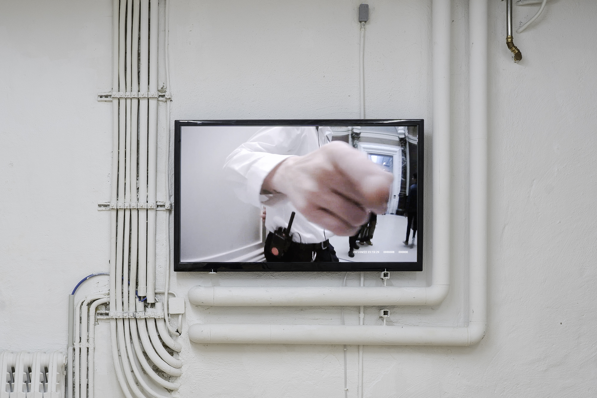 Satoshi Fujiwara, Haunted Tourist (After Hans-Joachim Bohlmann, Bodycam video, 0:40 mins, 2023. Courtesy the artist. Installation view of the exhibition Bleached at red, Berlin, 2024.