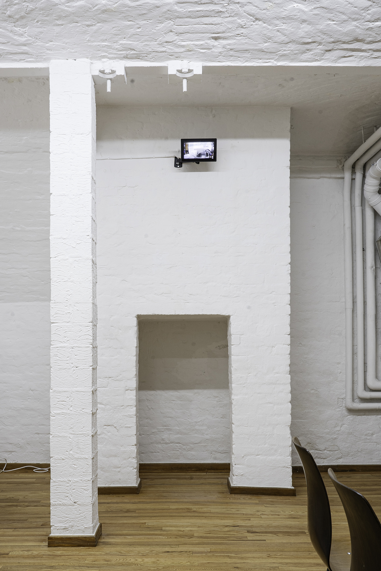 Satoshi Fujiwara, Kopernikanische Wende (Copernican Revolution), Bodycam video, 8 hours, 2024. Courtesy the artist. Installation view of the exhibition Bleached at red, Berlin, 2024.