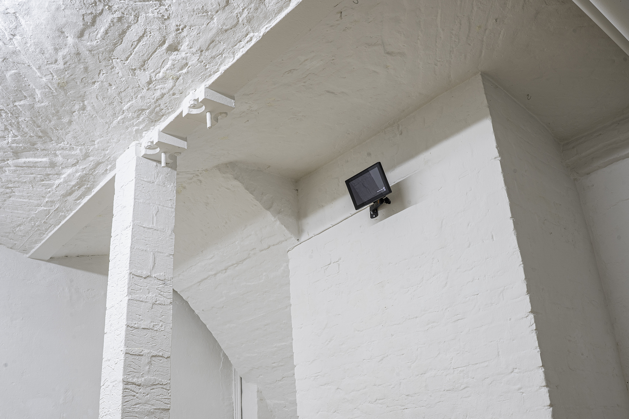 Satoshi Fujiwara, Kopernikanische Wende (Copernican Revolution), Bodycam video, 8 hours, 2024. Courtesy the artist. Installation view of the exhibition Bleached at red, Berlin, 2024.