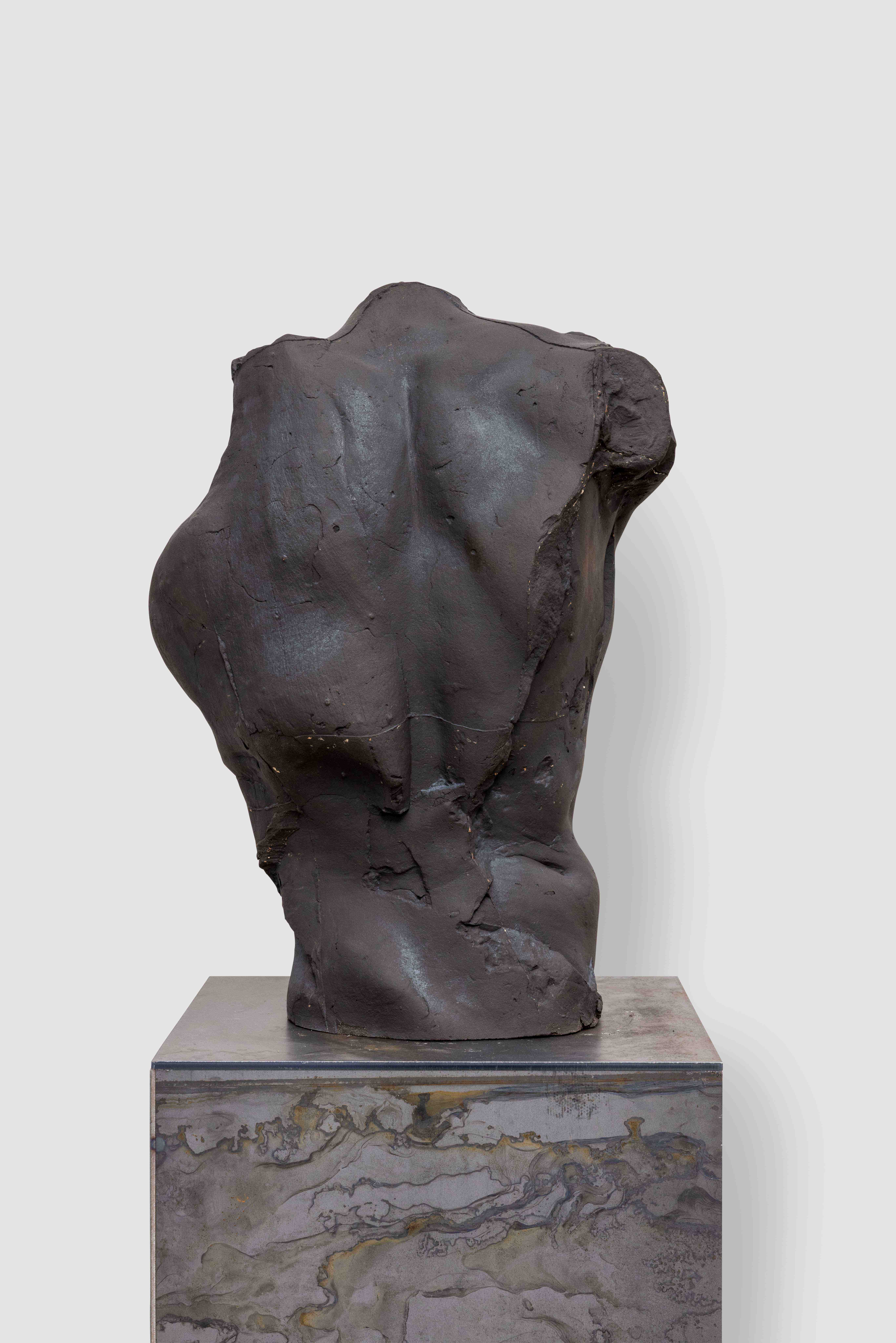 Hugo Servanin, Giant 47, 2024. Chamotte clay, lampblack, steel plinth, 57 x 35 x 41 cm. Installation view: Environment 12, solo exhibition at NıCOLETTı, London, 2024. Photo: Jack Elliot Edwards.