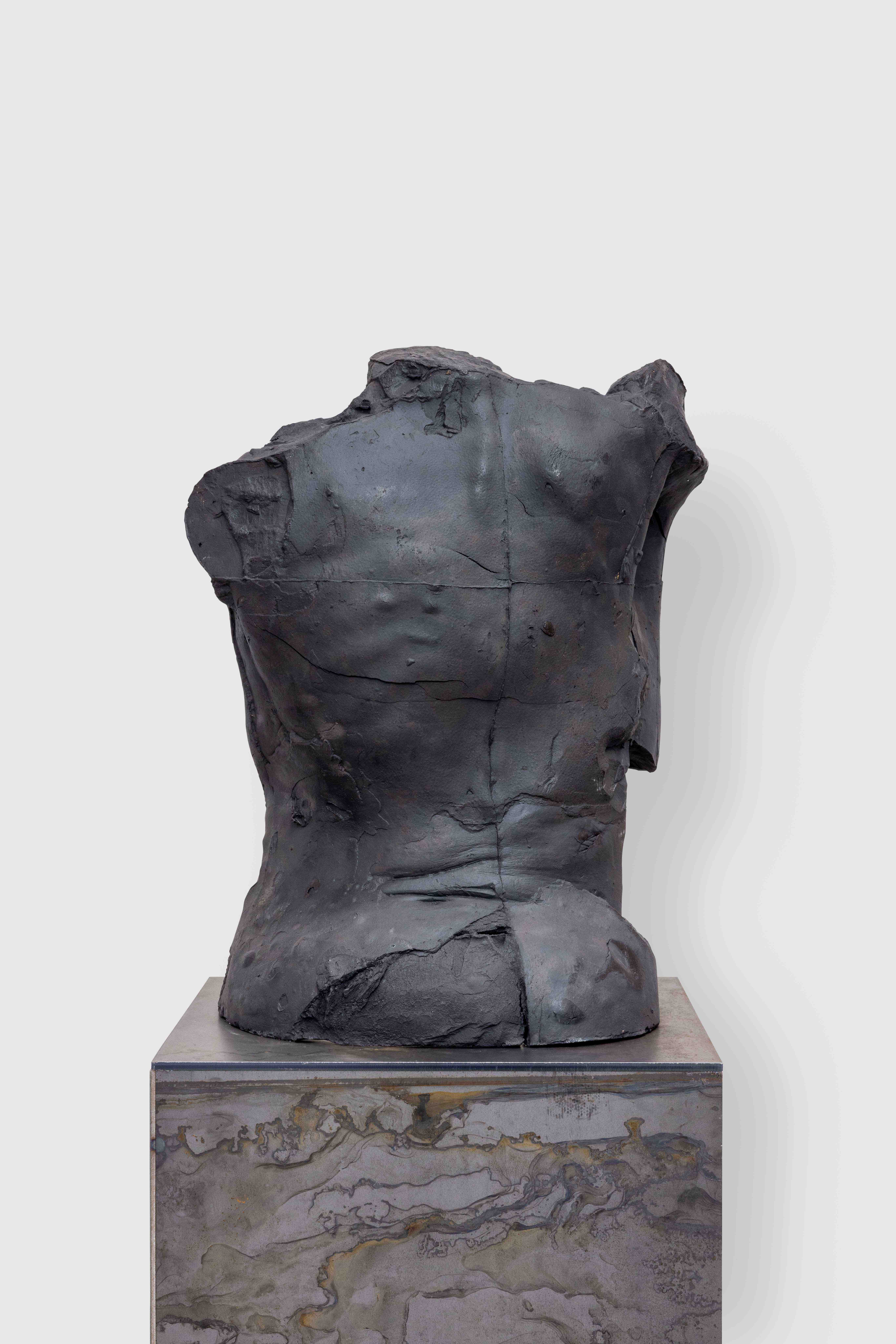 Hugo Servanin, Giant 42, 2024. Chamotte clay, steel plinth, 52 x 40 x 29 cm. Installation view: Environment 12, solo exhibition at NıCOLETTı, London, 2024. Photo: Jack Elliot Edwards.