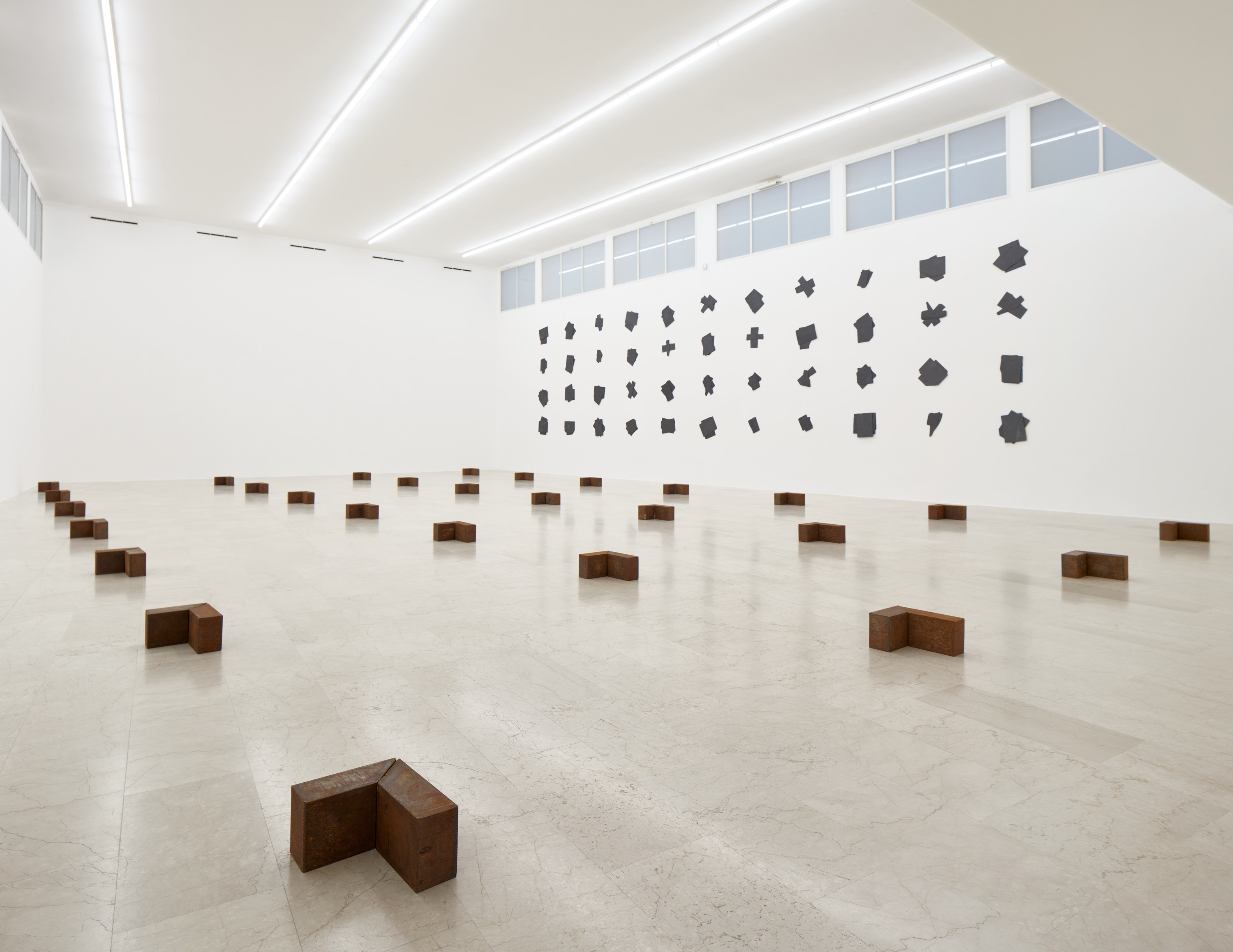Richard Nonas, 2024, installation view, P420, Bologna (Courtesy P420, Bologna) (Photo credit Carlo Favero)
