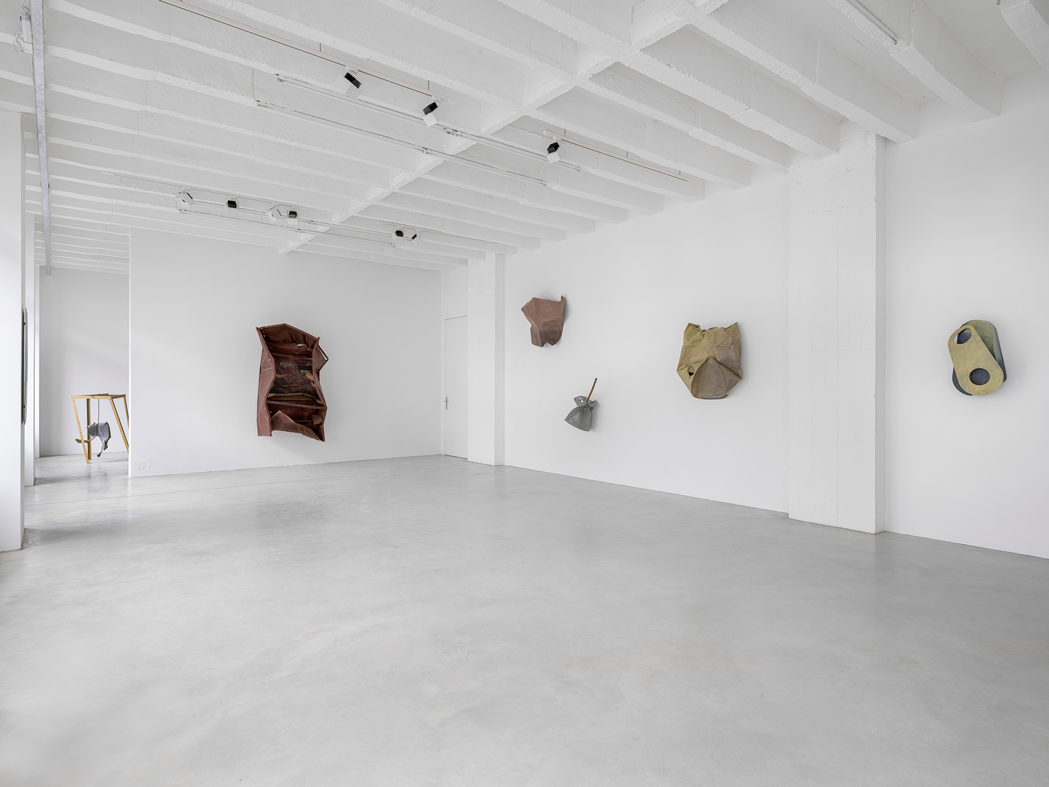 Meuser, "Hängepartie", Galerie Nordenhake Berlin 2024, copyright the artist, courtesy the artist and Galerie Nordenhake Berlin/ Stockholm/ Mexico City, photo by Gerhard Kassner