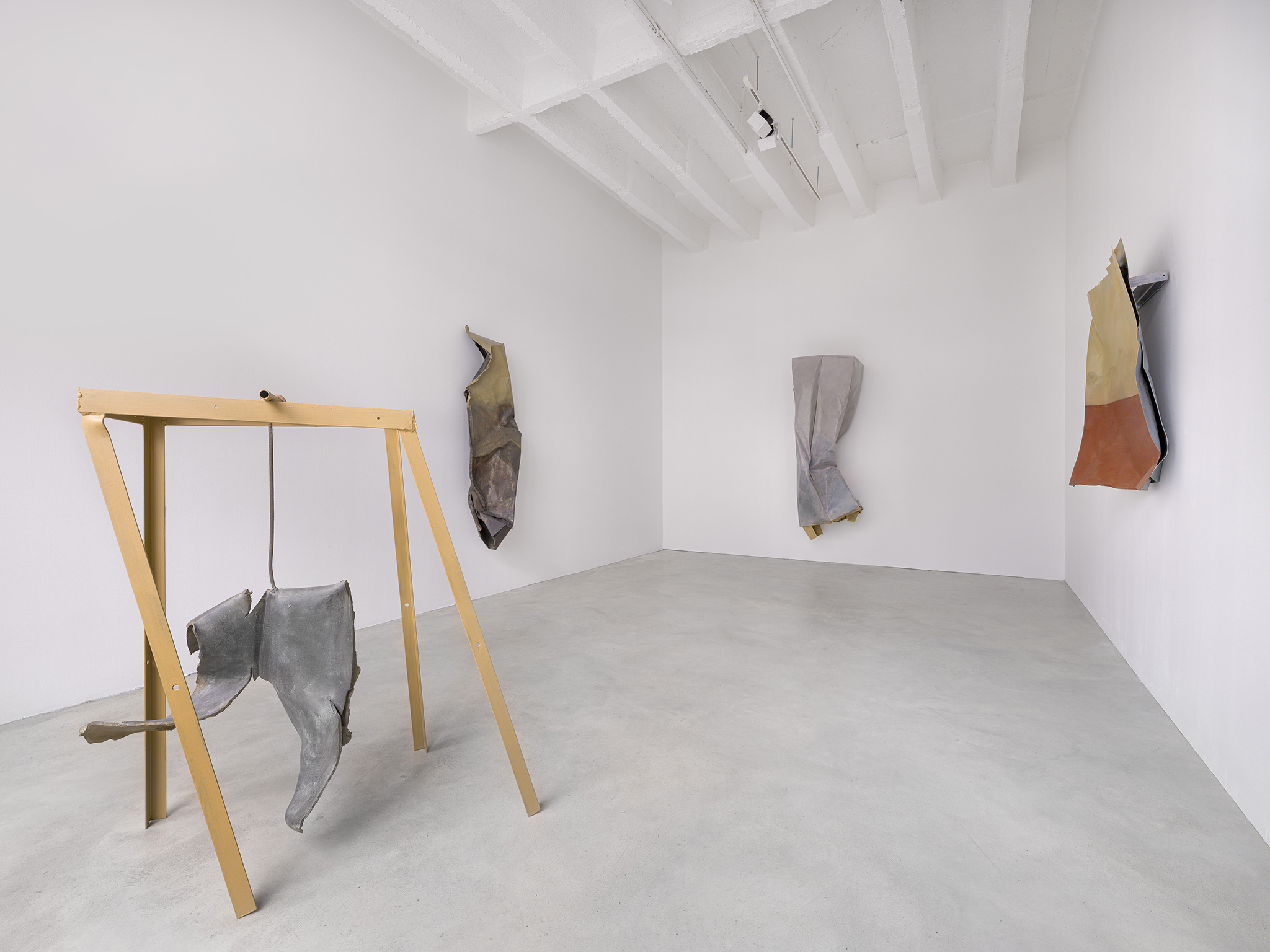 Meuser, "Hängepartie", Galerie Nordenhake Berlin 2024, copyright the artist, courtesy the artist and Galerie Nordenhake Berlin/ Stockholm/ Mexico City, photo by Gerhard Kassner