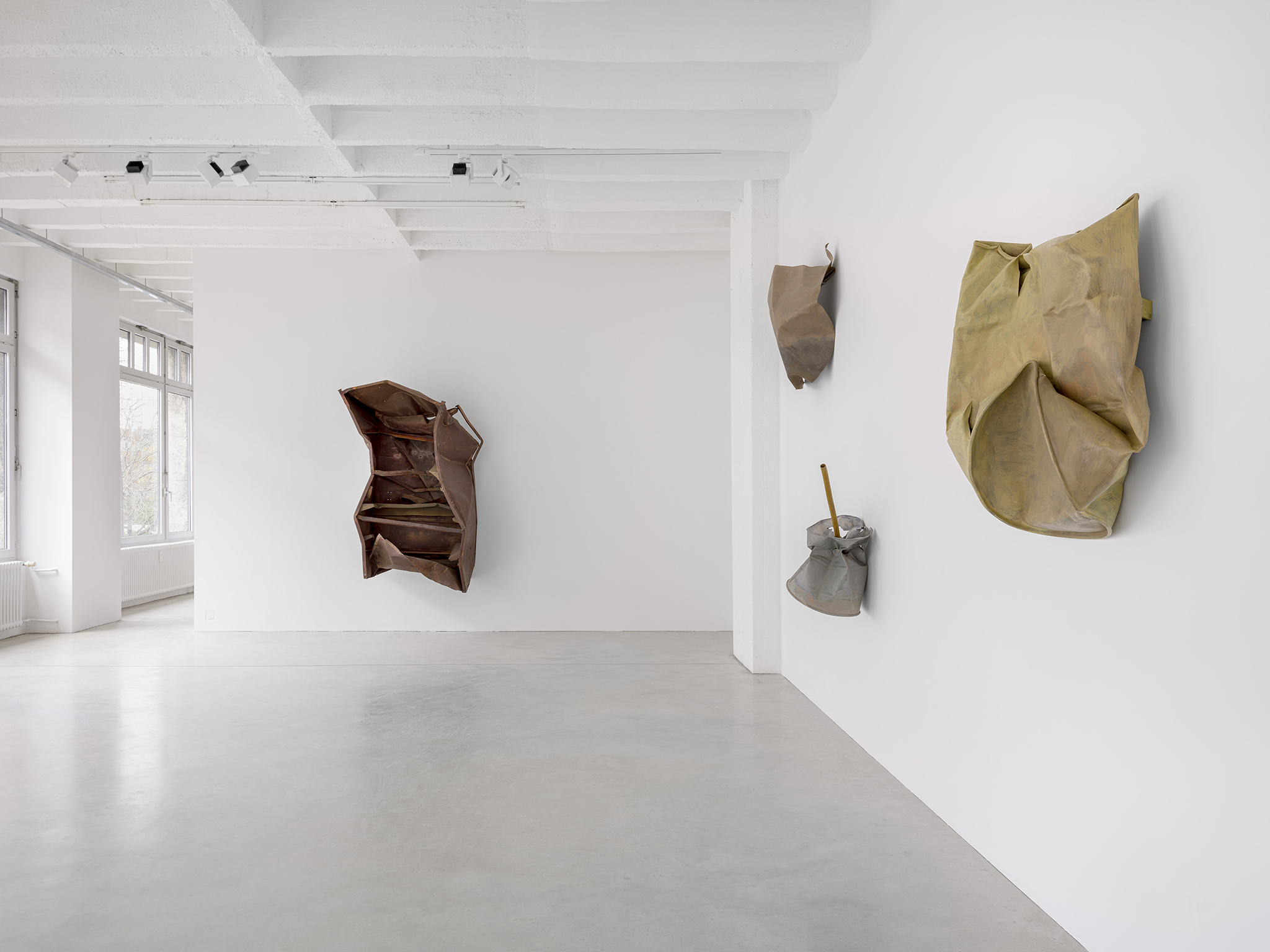 Meuser, "Hängepartie", Galerie Nordenhake Berlin 2024, copyright the artist, courtesy the artist and Galerie Nordenhake Berlin/ Stockholm/ Mexico City, photo by Gerhard Kassner