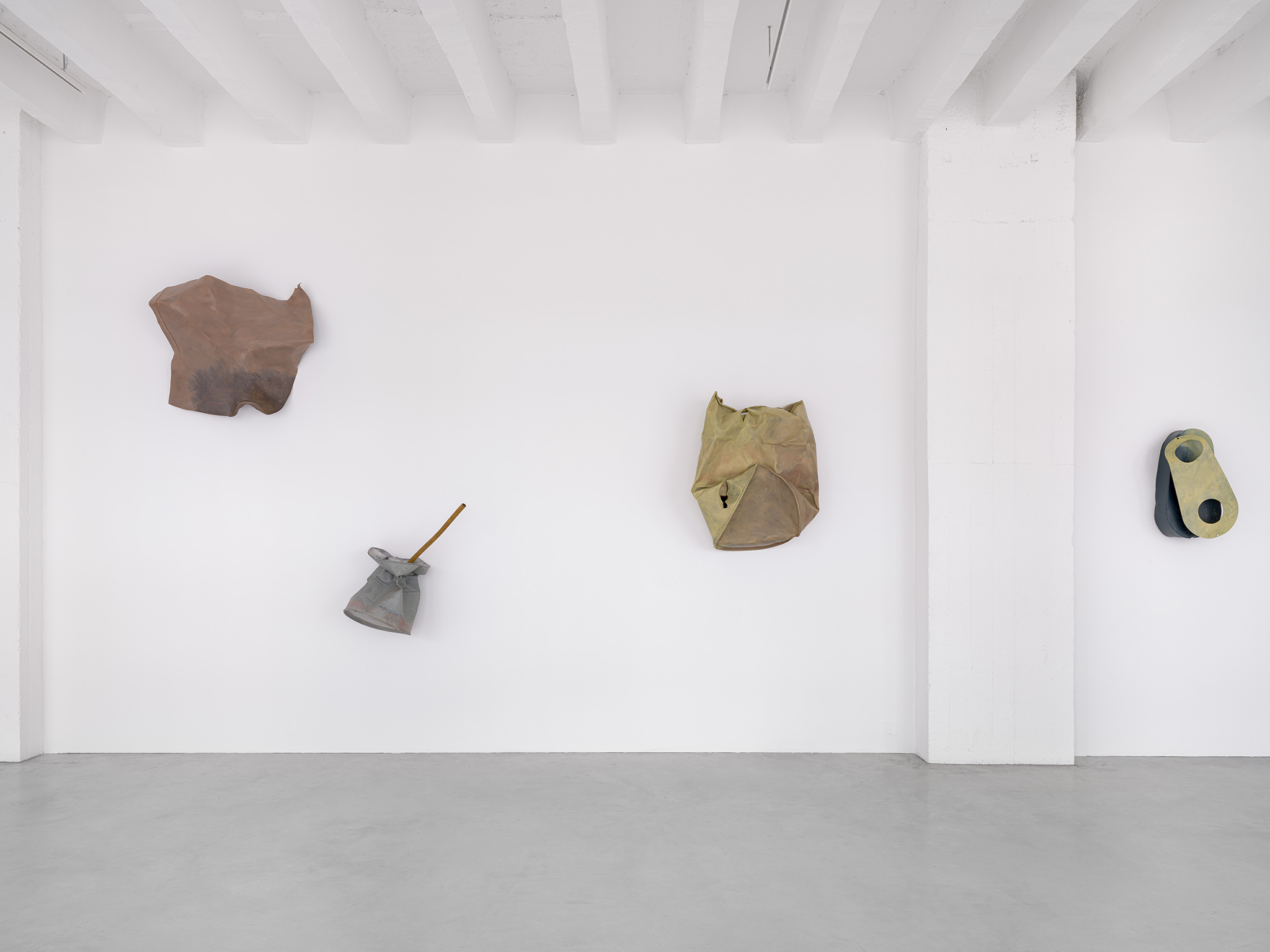 Meuser, "Hängepartie", Galerie Nordenhake Berlin 2024, copyright the artist, courtesy the artist and Galerie Nordenhake Berlin/ Stockholm/ Mexico City, photo by Gerhard Kassner