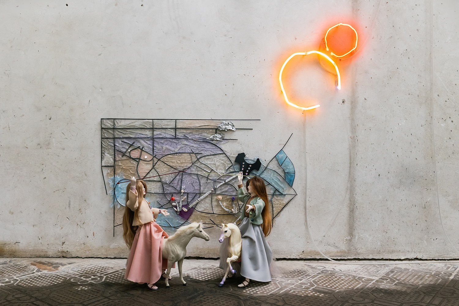 Lucia Leuci, Paesaggio con Fornarina in lotta con sé stessa, 2024, Iron, resin, pigments, ceramic, fabric, plastic, acrylic colours, hair, blush, aluminium, quartz, pearls, mother-of-pearl, semi-precious stones, fossils, neon, 117x128x52 cm