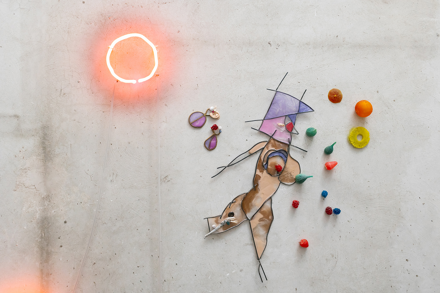 Lucia Leuci, Fornarina che corre a dare l'allarme, 2024, Iron, resin, pigments, aluminium, quartz, pearls, mother-of-pearl, semi-precious stones, fossils, neon, 97x84 cm