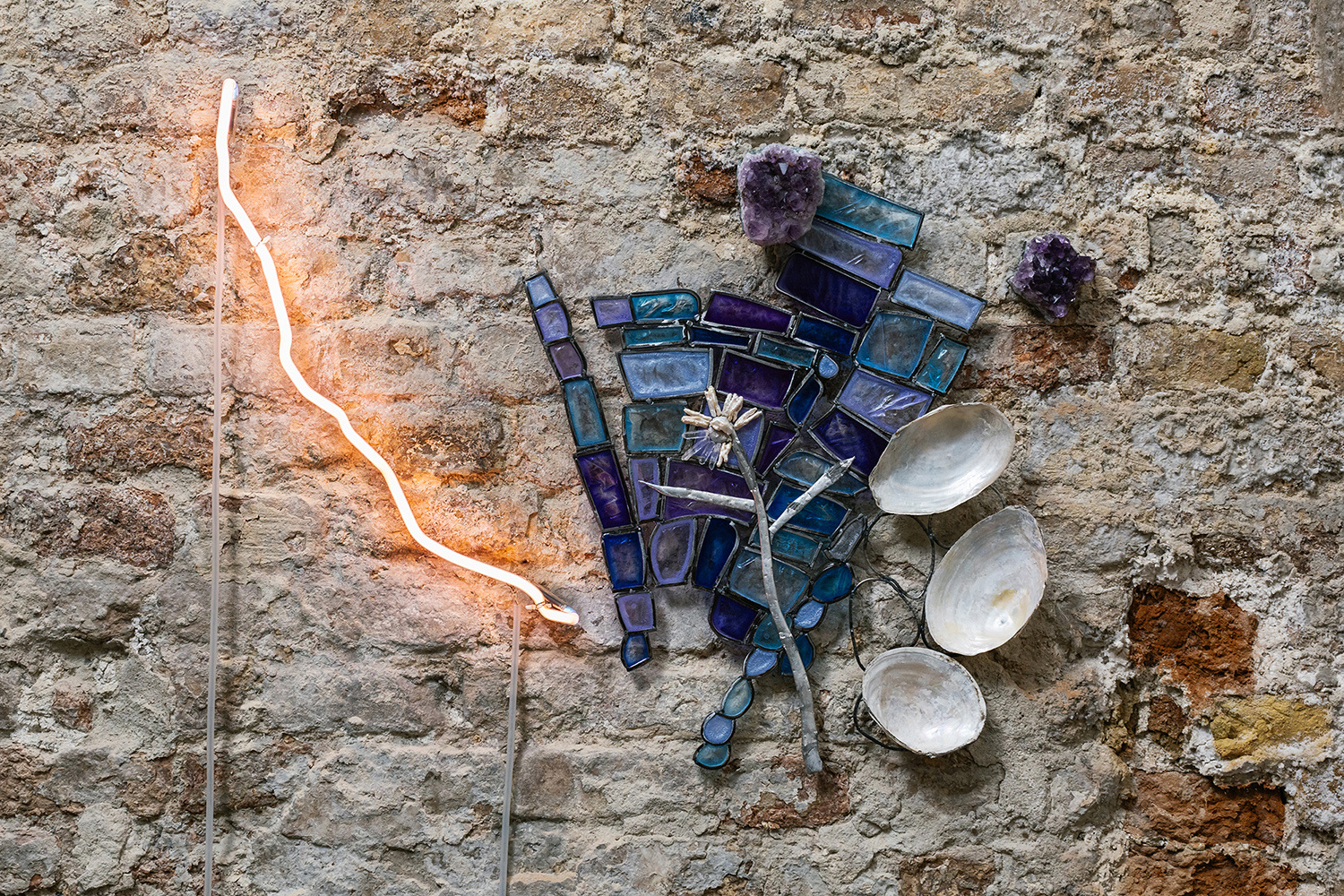 Lucia Leuci, Calpestio e pozzanghera, 2024, Iron, epoxy resin, pigments, amethyst, aluminium, shells, pearls, mother-of-pearl, neon, 78x66 cm