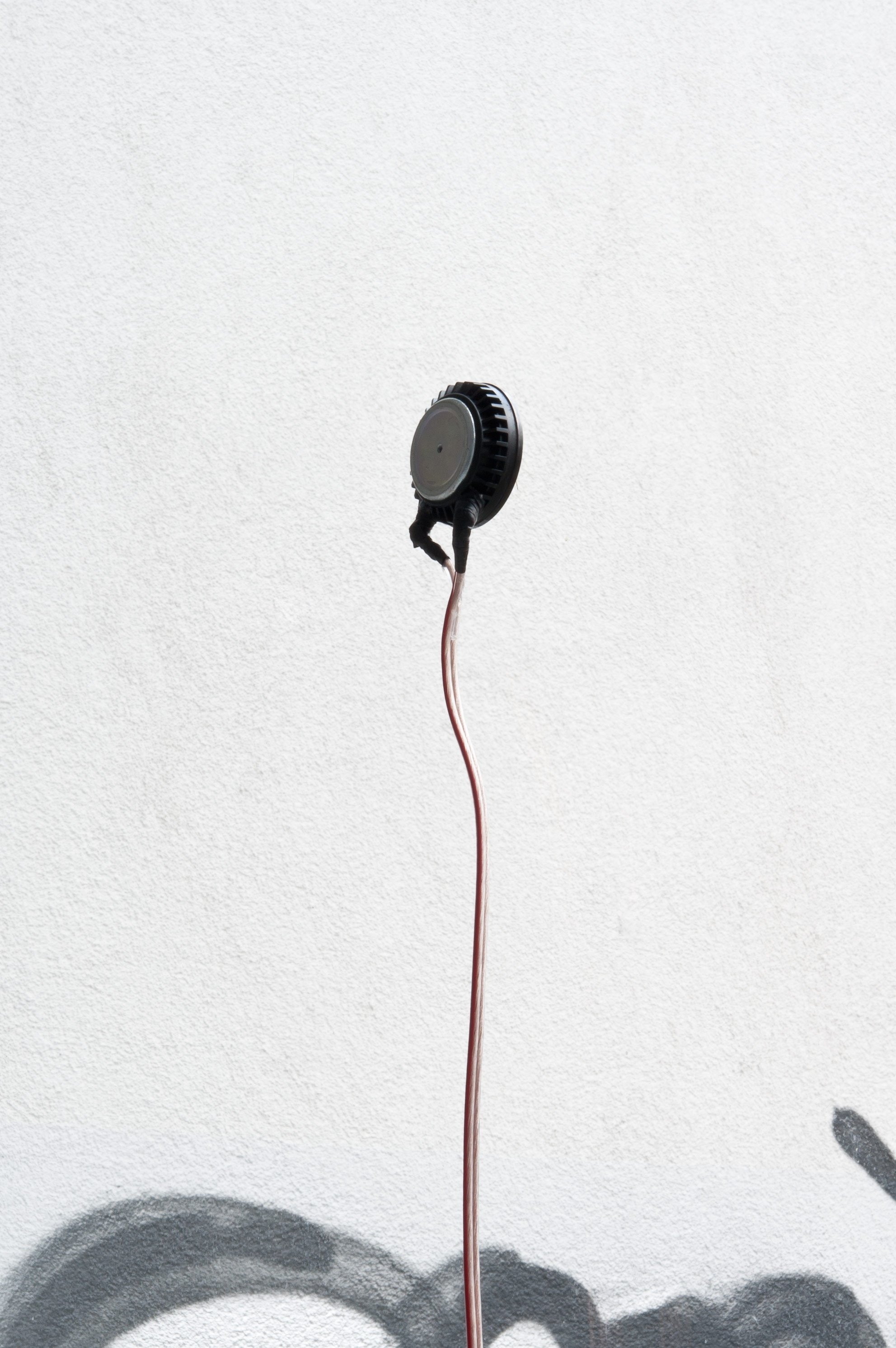 Bethan Hughes, the world in a glass hat, in collaboration with Diego Flórez, 4 channel sound installation, 33 min., looped, 2024, exhibition view To want the world in a glass hat. at Neun Kelche, 2024, Copyright Dorothea Dittrich, VG Bildkunst 2024.