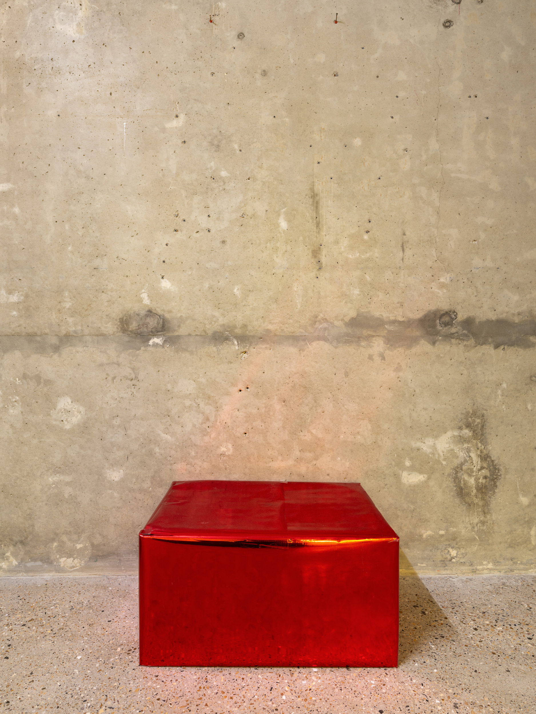Michael E. Smith, Untitled, 2025, Gift, 80 × 55 × 41 cm. Courtesy of the artist and Crèvecœur, Paris. Photo: Martin Argyroglo