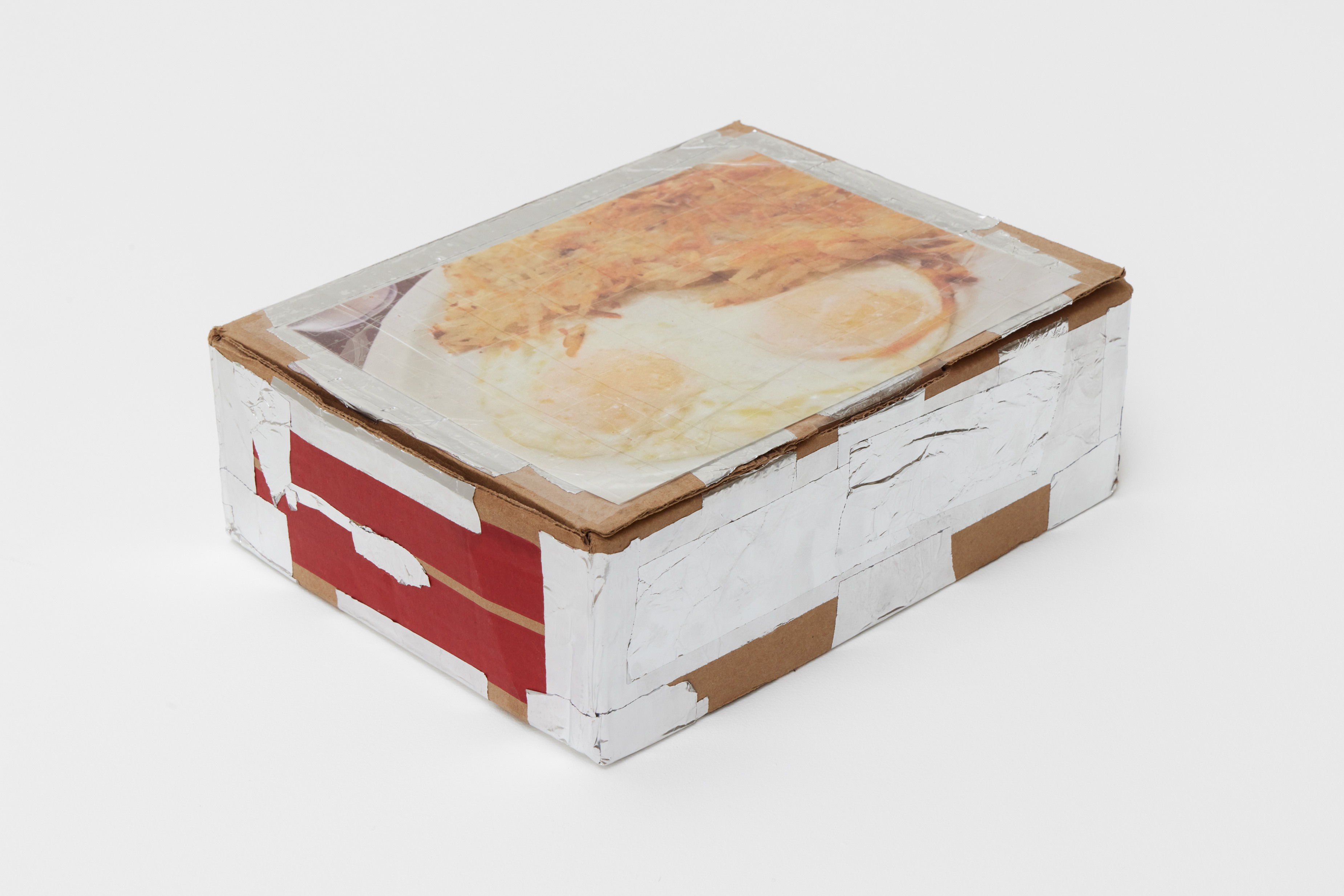 Michael E. Smith, Untitled, 2025, Print, cardboard box, fossils, 31 × 24 × 11 cm. Courtesy of the artist and Crèvecœur, Paris. Photo: Alex Kostromin