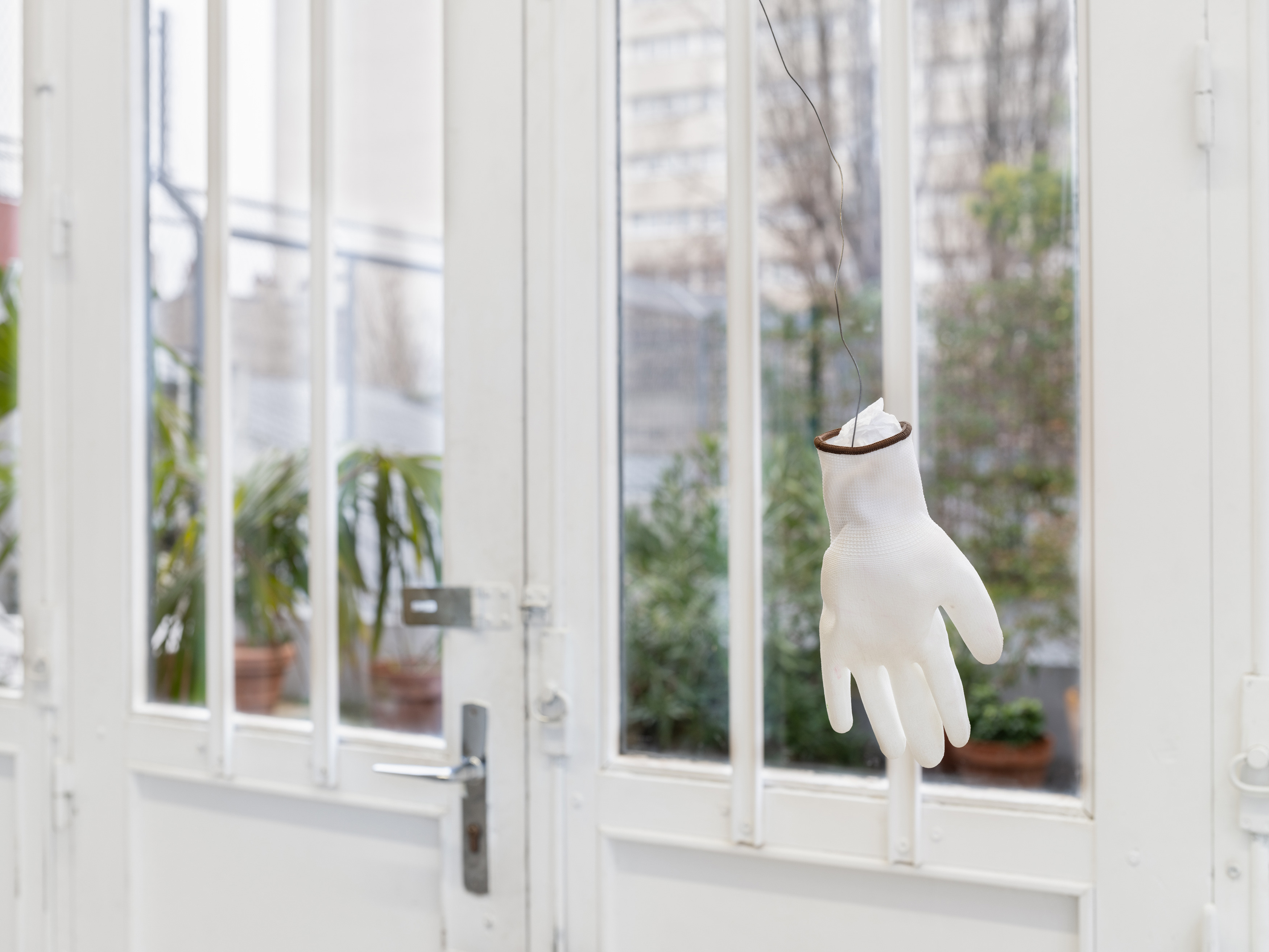 Michael E. Smith, Untitled, 2025, Glove, wire, 194 × 15 × 18 cm. Courtesy of the artist and Crèvecœur, Paris. Photo: Martin Argyroglo