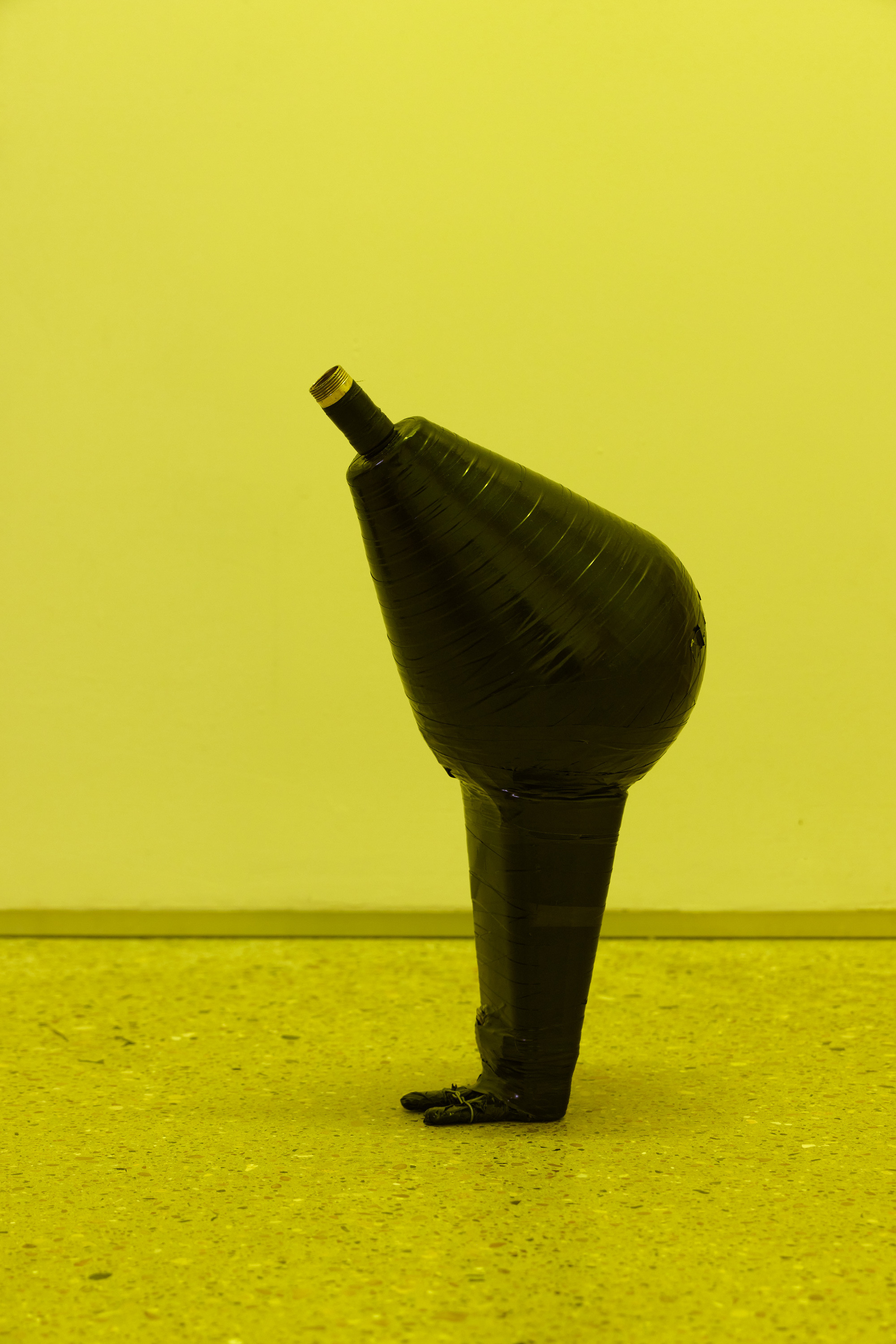 Michael E. Smith, First, 2025, Coins, wires, cow bell, electric tape, speed bag, 49 × 29 × 20 cm. Courtesy of the artist and Crèvecœur, Paris. Photo: Alex Kostromin