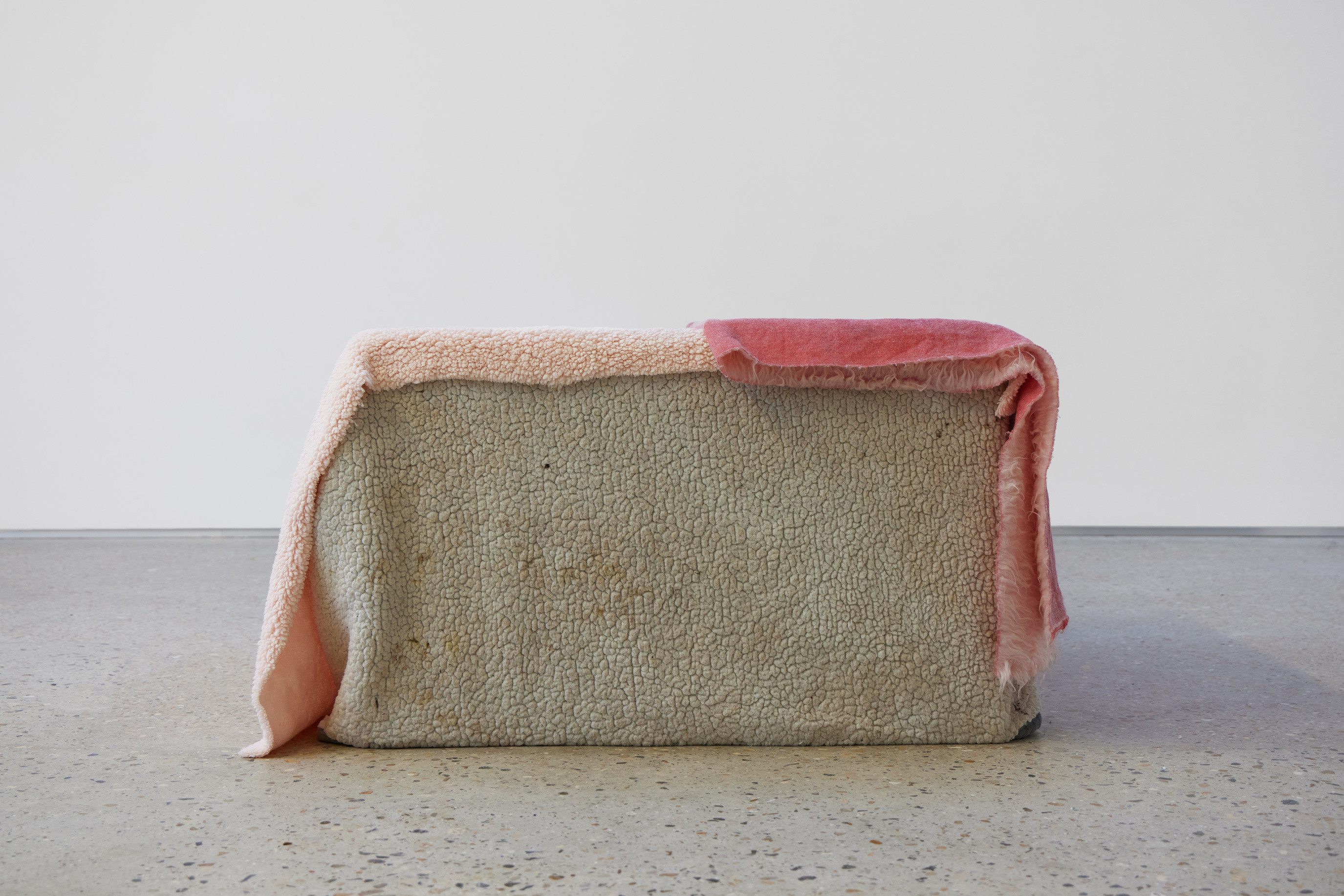 Michael E. Smith, Untitled, 2025, Fleece, tv stand, 84 × 80 × 52 cm. Courtesy of the artist and Crèvecœur, Paris. Photo: Alex Kostromin