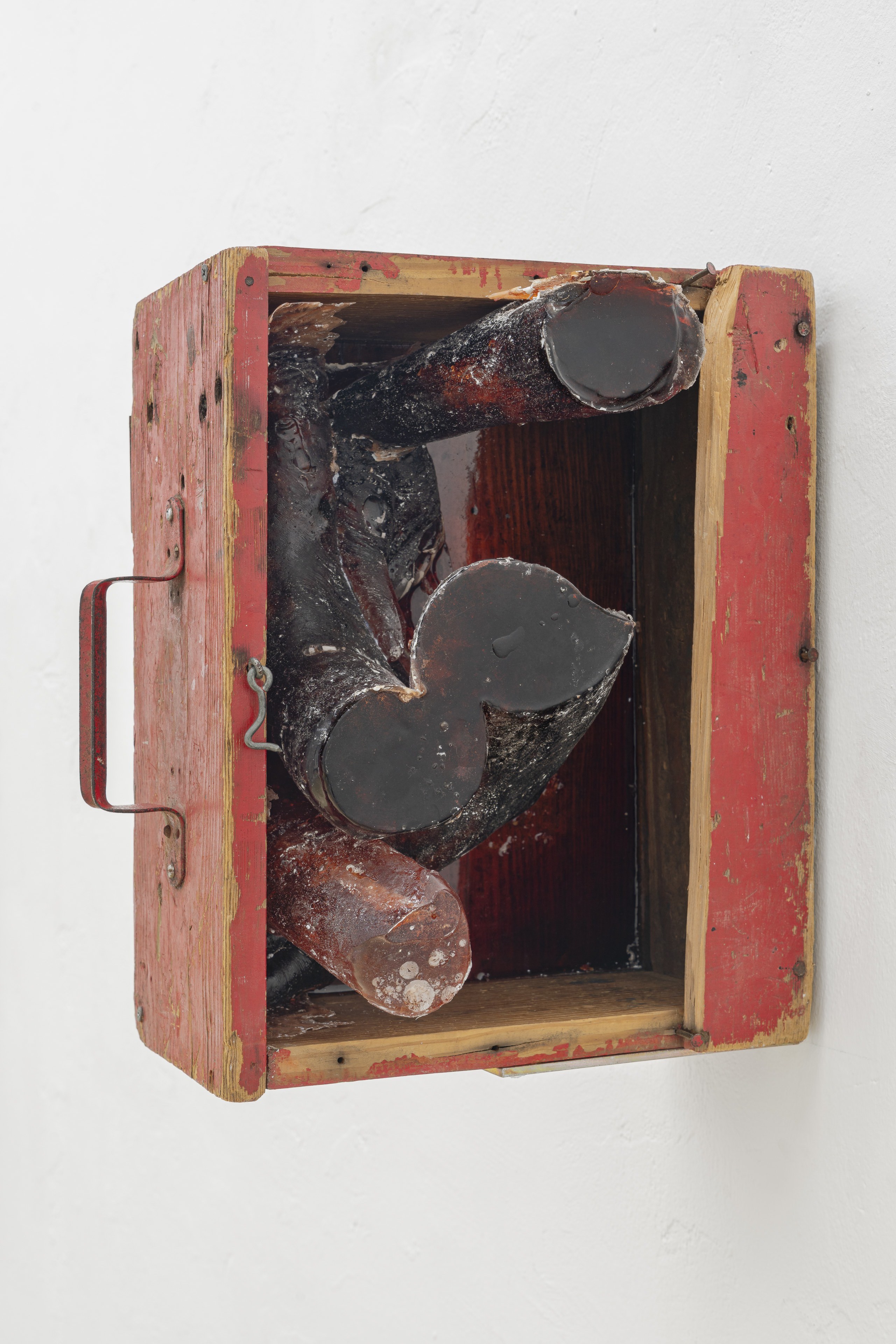 Bri Williams, Magicianâs Cut Box, 2025 Wooden box, resin, 18x40x31,5 cm, 7x15x12.5 in