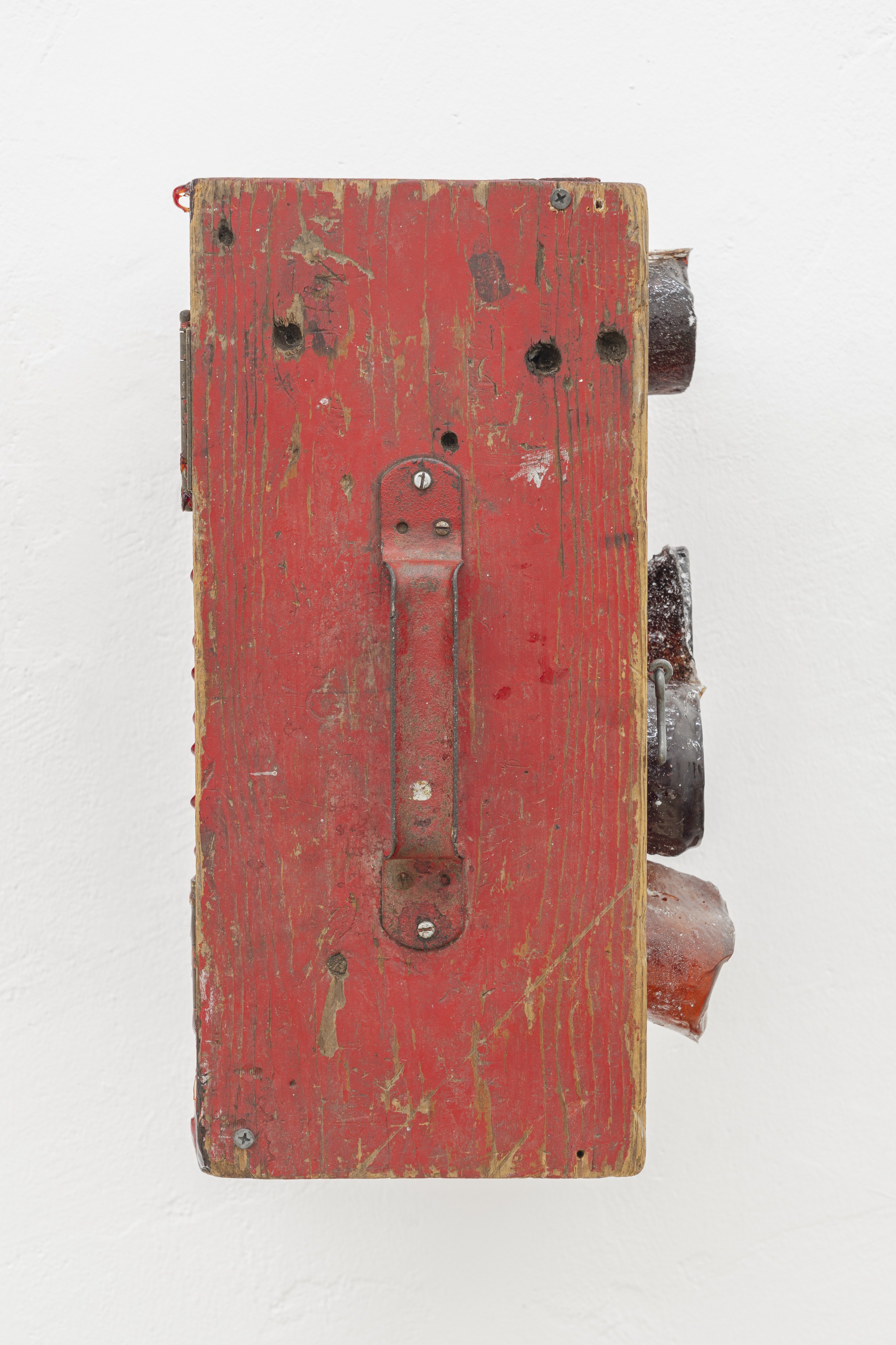 Bri Williams, Magicianâs Cut Box, 2025 Wooden box, resin, 18x40x31,5 cm, 7x15x12.5 in