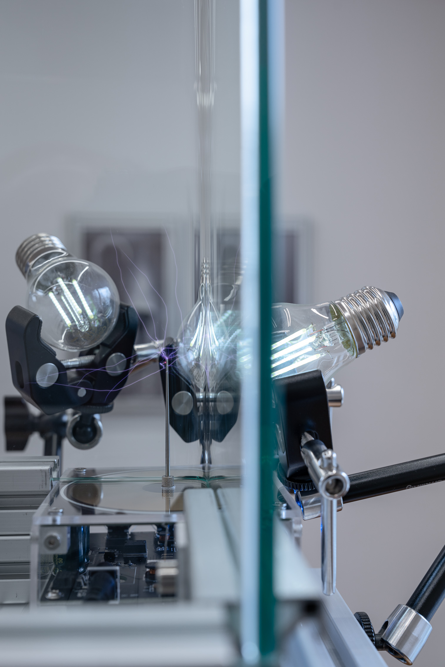 Tatjana Vall, "Giant Leap" (detail), 2024, Tesla coil, three daylight bulbs, glass vitrine, motion detector, aluminium profiles, 172 x 27 x 27 cm