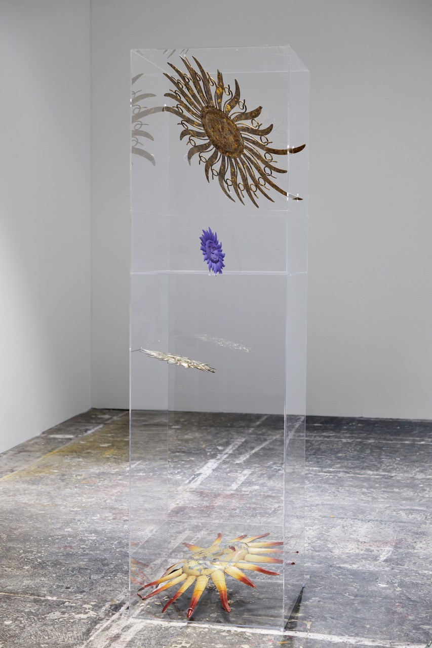 Hêlîn Alas - Dasein 2, 2025, Sheet metal, lacquer, acrylic glass, 180 x 50 x 50 cm