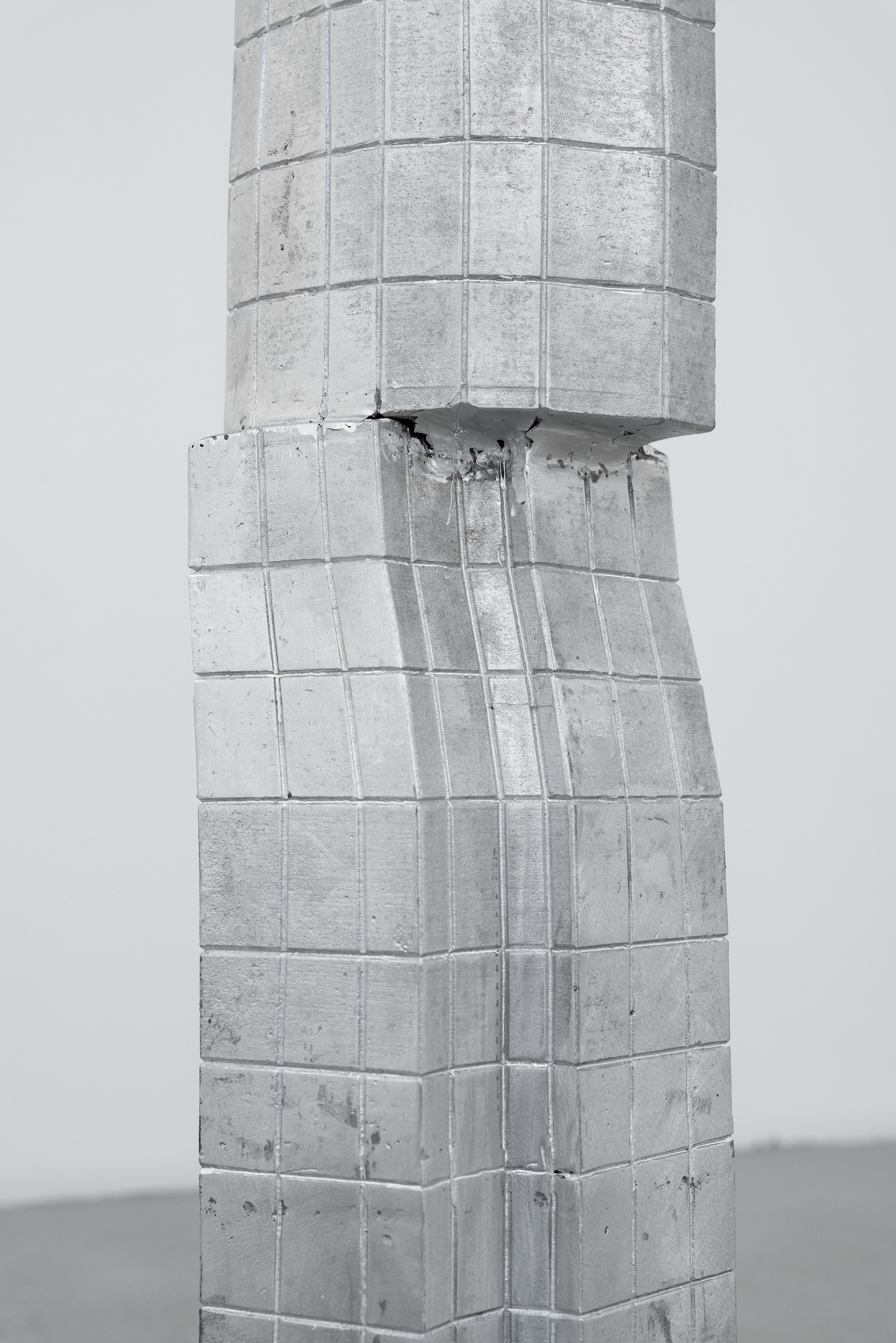 Lou Jaworski, ZET, 2025, Cast aluminum 234 x 30 x 15 cm,detail | Courtesy of max goelitz Copyright of the artist Photo: Dirk Tacke