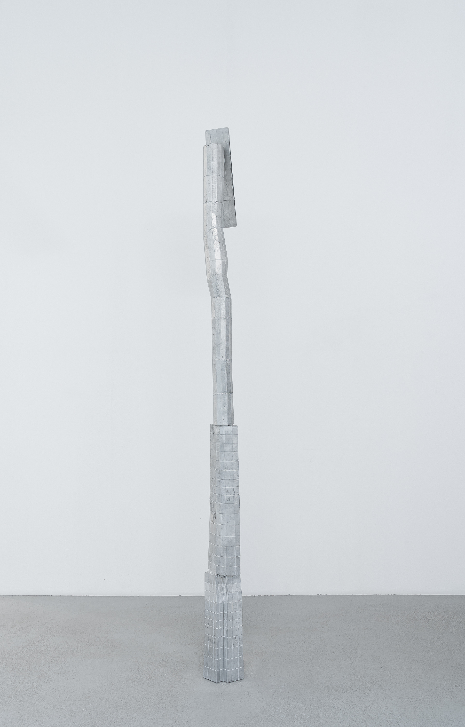 Lou Jaworski, ZET, 2025, Cast aluminum 234 x 30 x 15 cm | Courtesy of max goelitz Copyright of the artist Photo: Dirk Tacke
