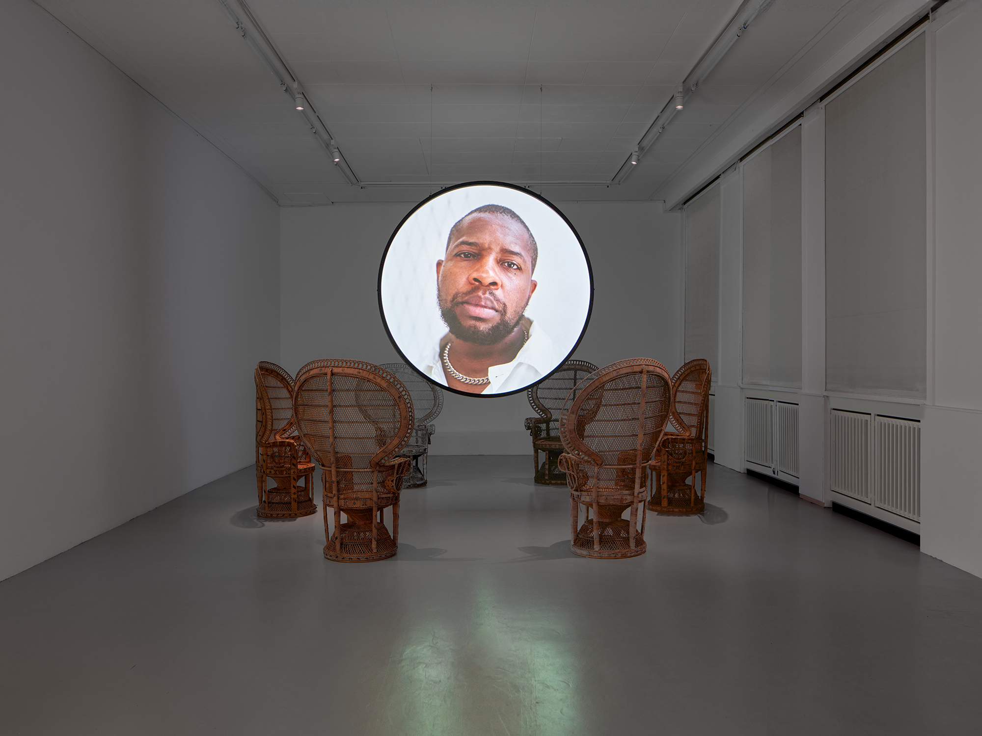 James Gregory Atkinson, Jailbird in a Peacock Chair, 2021, video installation with sound, 3‘40“ loop, 6 peacock chairs © basis e.V., photo: Jens Gerber