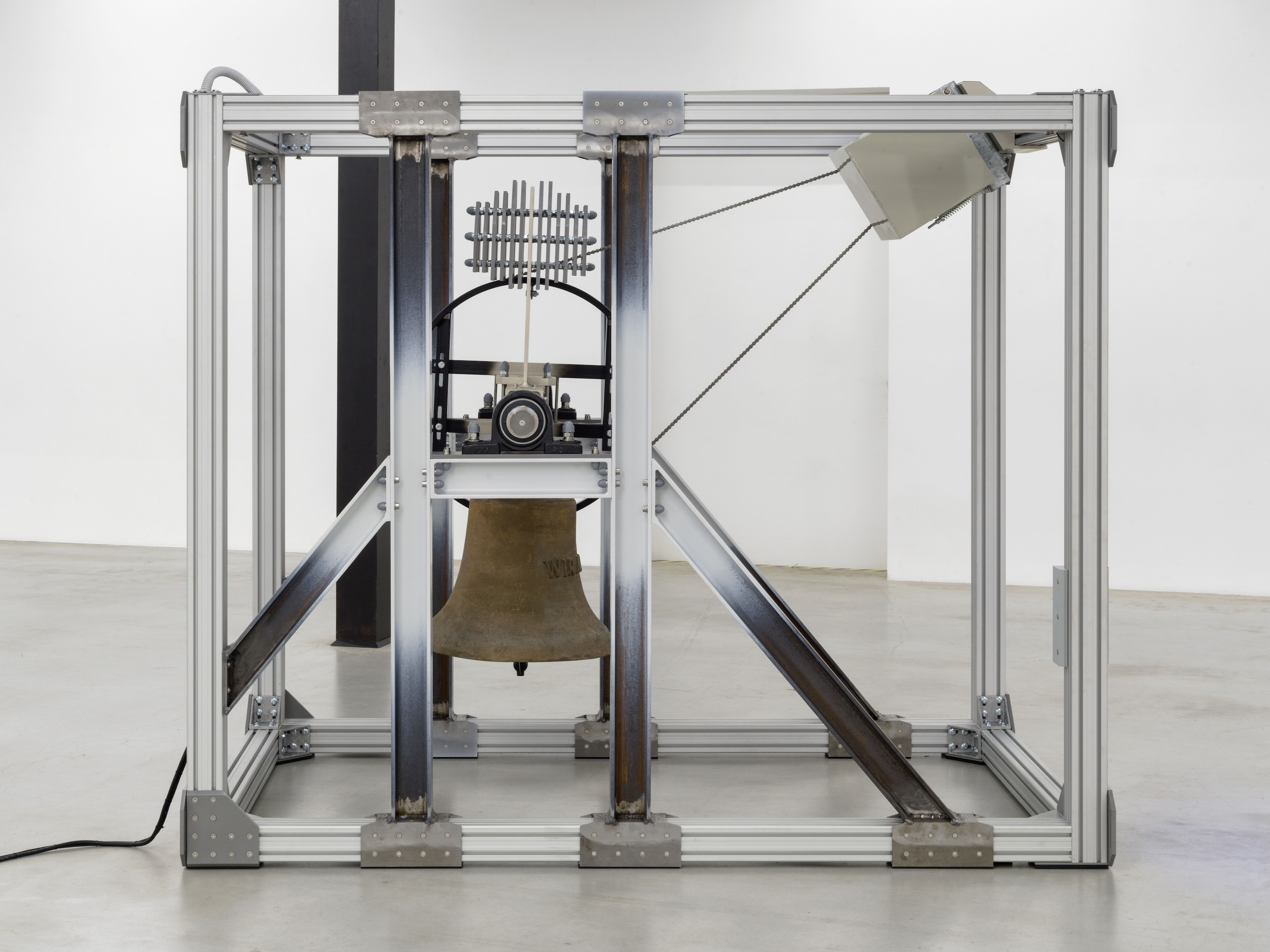 Jonas Roßmeißl, Glocke, 2025. 1460x1930x2300. Bronze, B-type aluminium system profile, HEB 100 steel girder, drive, clapper, chime, control. Installation view. Courtesy of the artist and Oldenburger Kunstverein. Photo: Roman März.