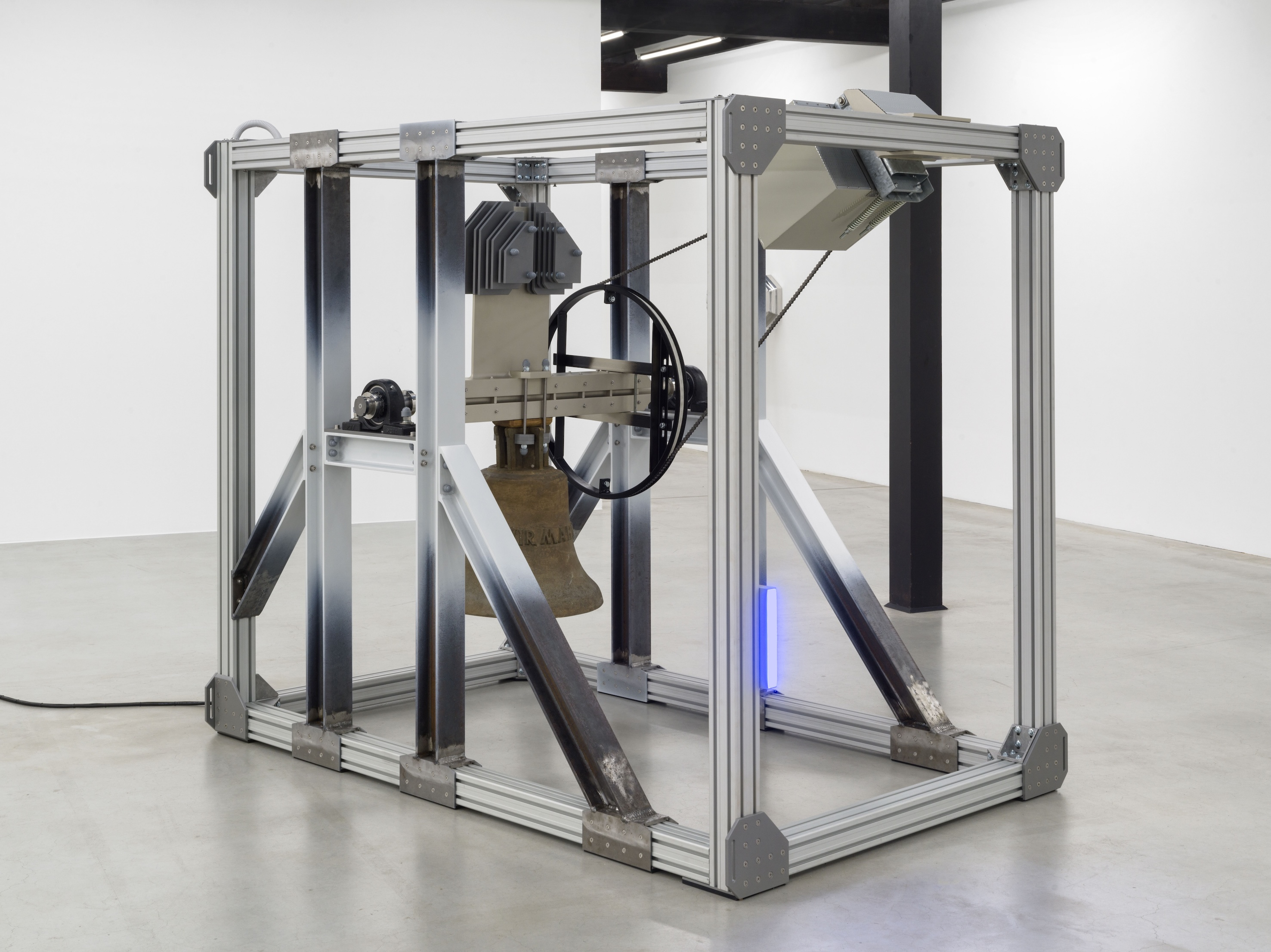 Jonas Roßmeißl, Glocke, 2025. 1460x1930x2300. Bronze, B-type aluminium system profile, HEB 100 steel girder, drive, clapper, chime, control. Installation view. Courtesy of the artist and Oldenburger Kunstverein. Photo: Roman März.