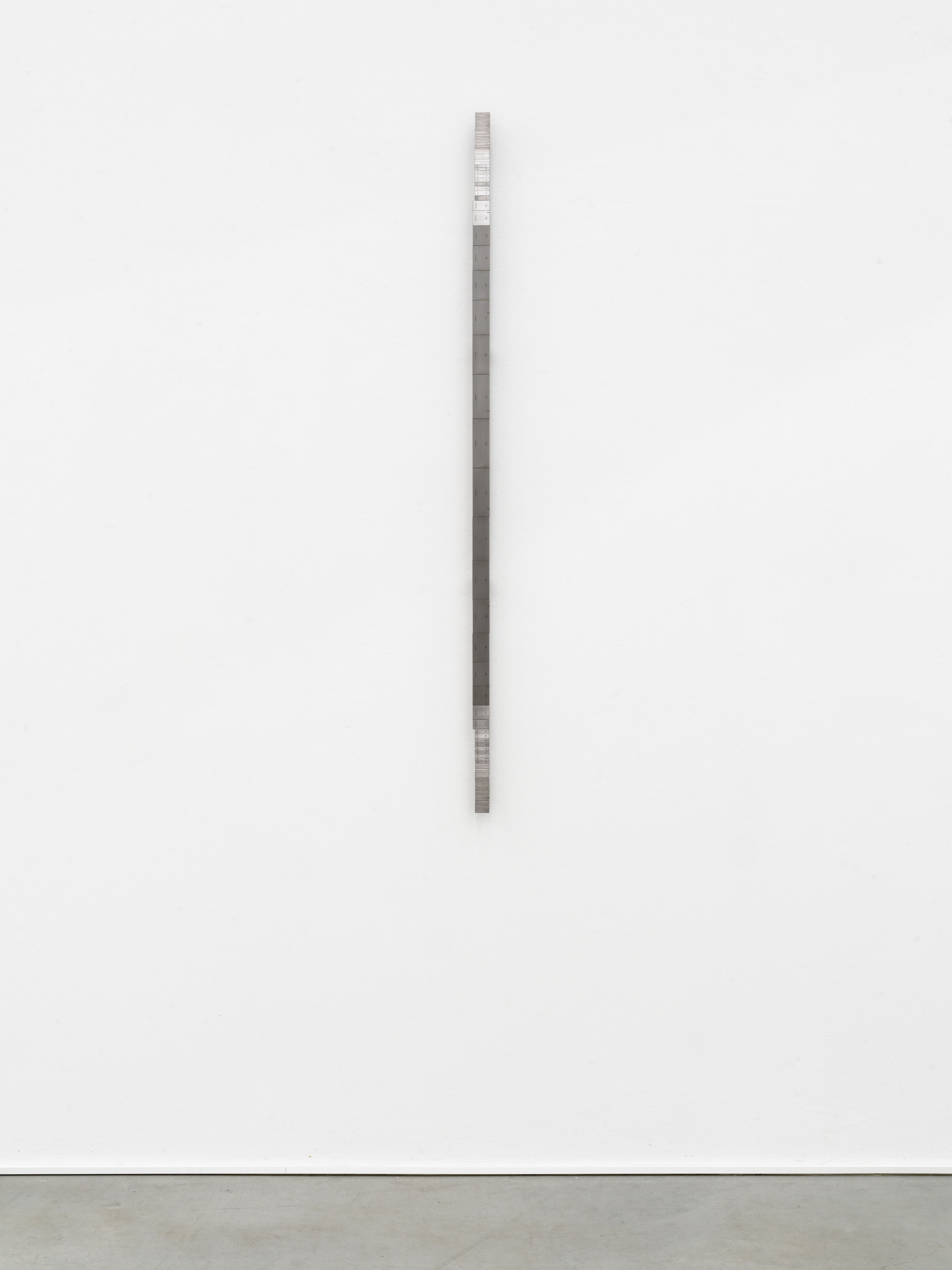 Jonas Roßmeißl, Endmaß, 2025. 1.431,7101x35. Steel [DIN EN ISO 3650/ tolerance class 01. Installation view. Courtesy of the artist and Oldenburger Kunstverein. Photo: Roman März.