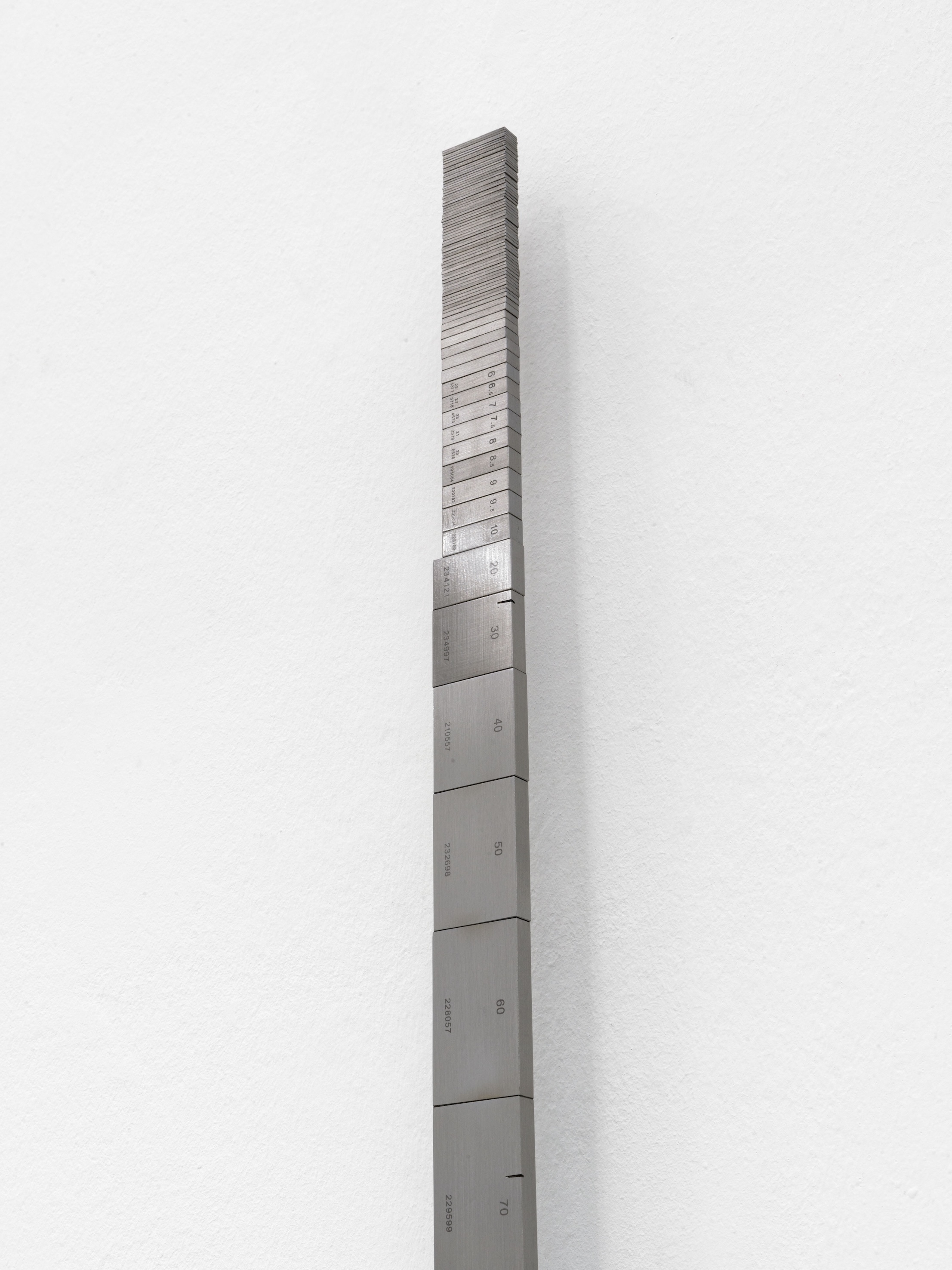 Jonas Roßmeißl, Endmaß, 2025. 1.431,7101x35. Steel [DIN EN ISO 3650/ tolerance class 01. Installation view. Courtesy of the artist and Oldenburger Kunstverein. Photo: Roman März.