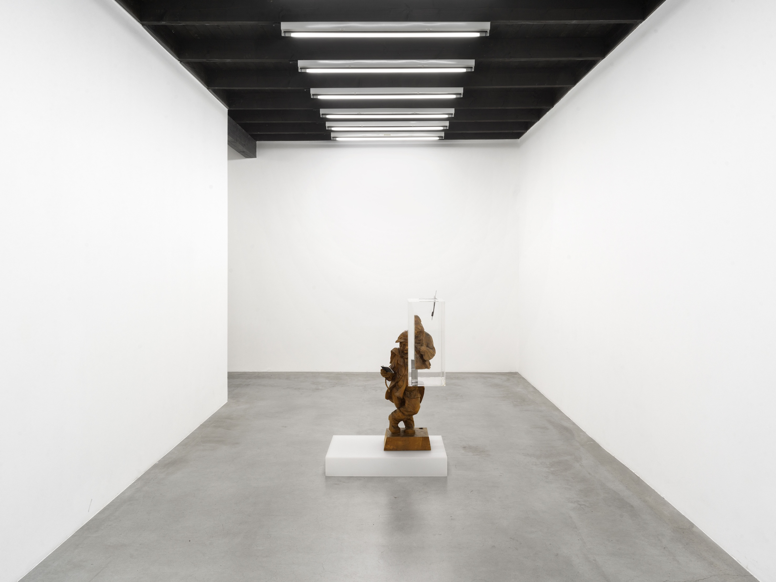 Jonas Roßmeißl, Nachtwächter, 2021. 950mm x 650mm x 1300mm. Combed nail beetle (Ptilinus pestinicornis), lime wood, copper, PMMA, chrome-nickel steel V4A. Courtesy of the artist and Oldenburger Kunstverein. Photo: Roman März.