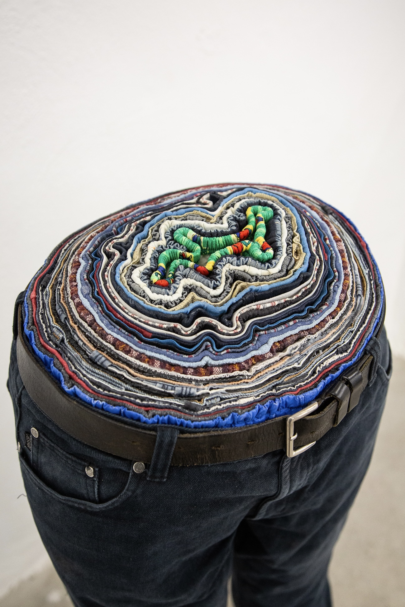 Stoff der Erinnerung (detail), Sophia Muriel: Bleiben (Stay), Kunstraum m3 Berlin, Foto: Micki Rosi Richter