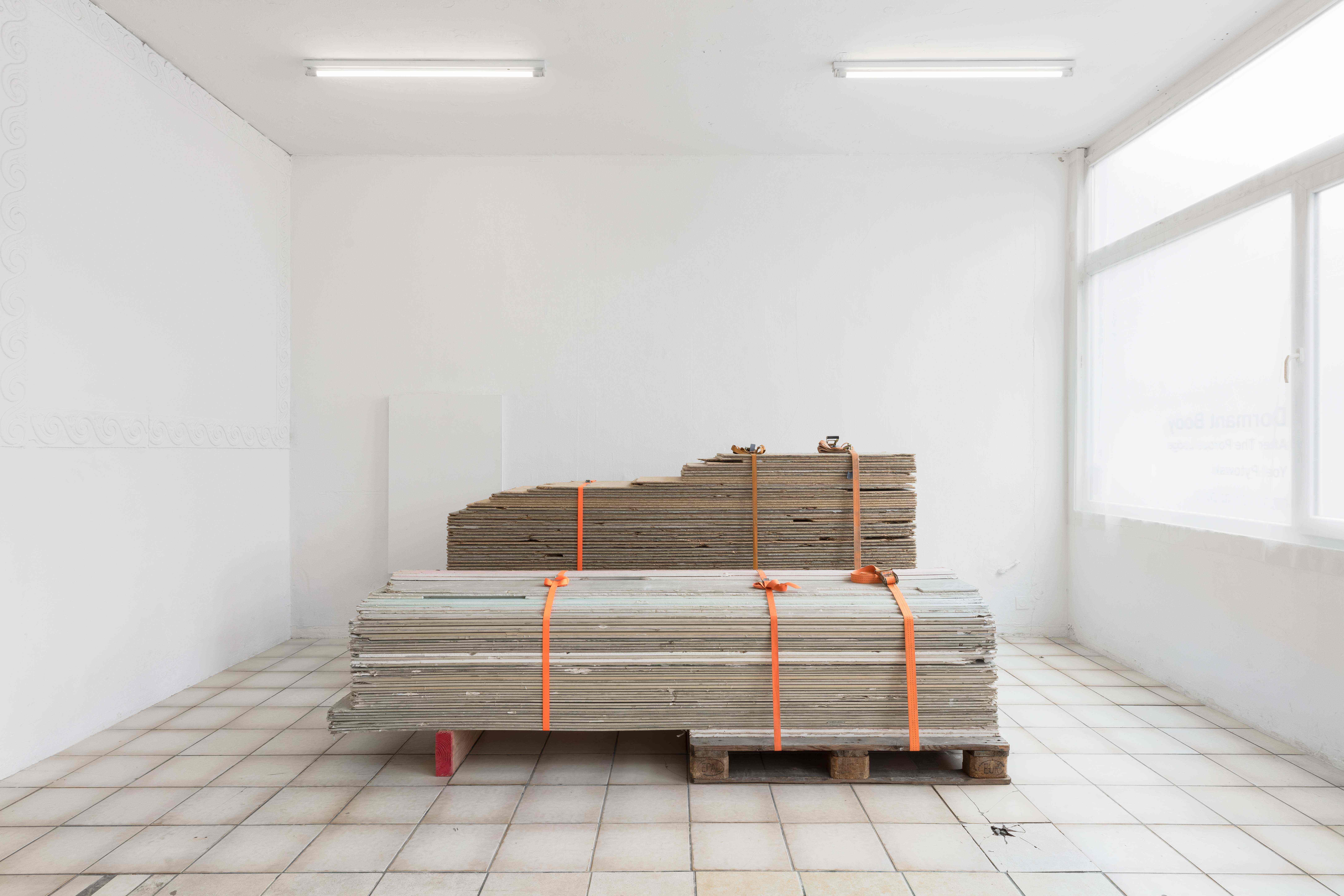 Yoel Pytowski, Dormant Body, 2025. Multi-media installation, exhibition view. Dormant Body. After The Porous Lodge, curated by Zuzanna Rachowska and Camille Van Meenen, 07/02-21/03/2025, KOMPLOT Brussels. Image courtesy of Silvia Cappellari.