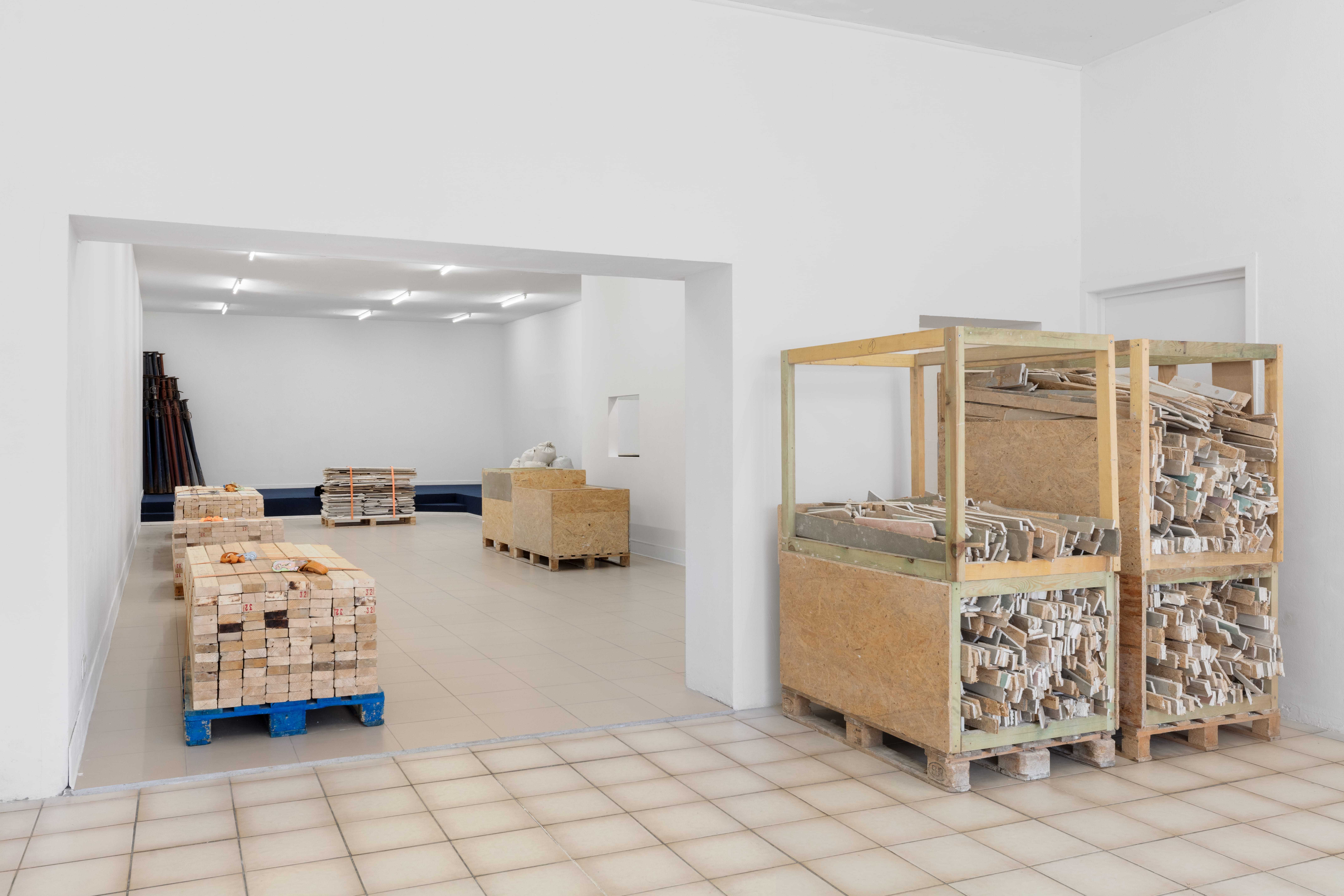 Yoel Pytowski, Dormant Body, 2025. Multi-media installation, exhibition view. Dormant Body. After The Porous Lodge, curated by Zuzanna Rachowska and Camille Van Meenen, 07/02-21/03/2025, KOMPLOT Brussels. Image courtesy of Silvia Cappellari.