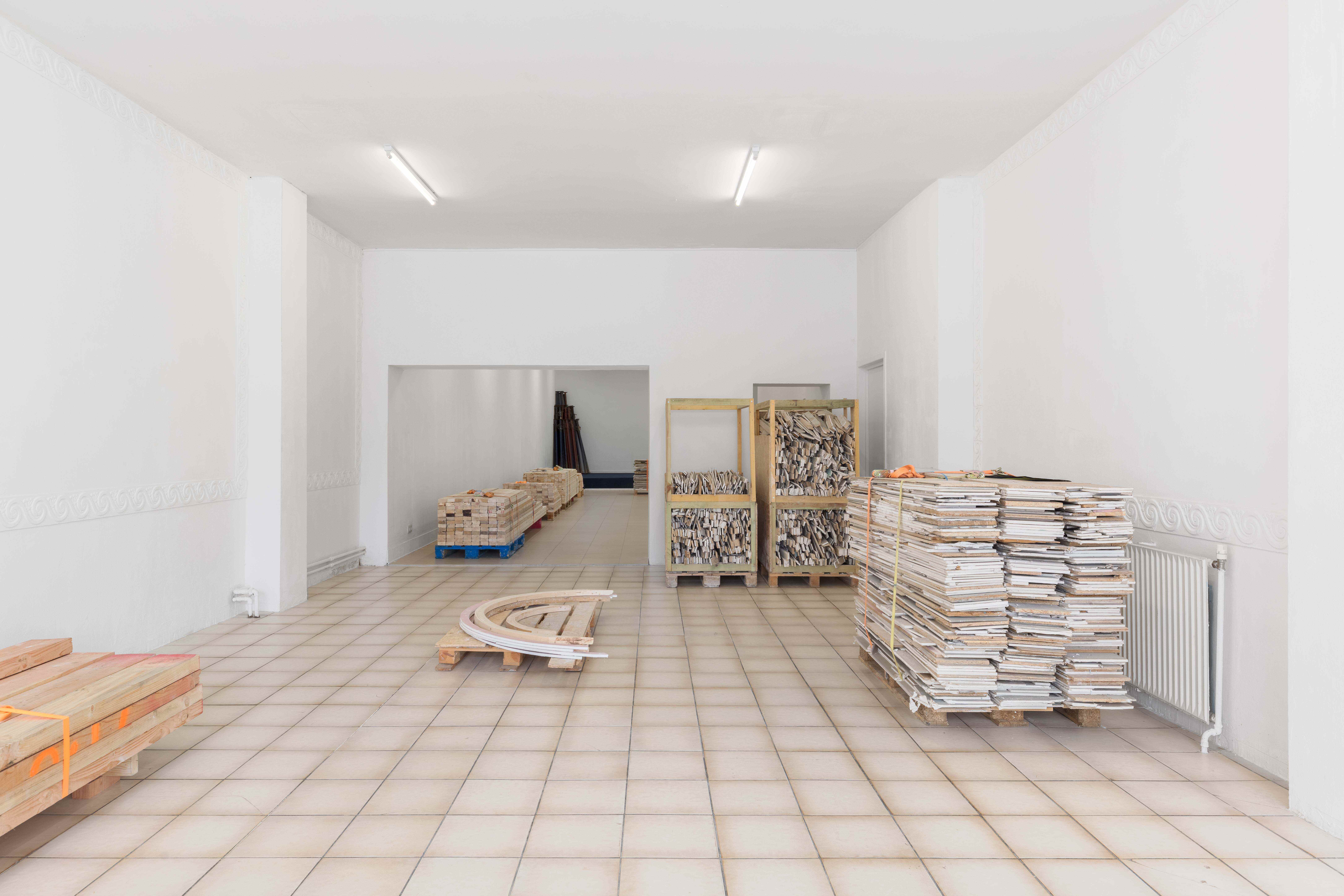 Yoel Pytowski, Dormant Body, 2025. Multi-media installation, exhibition view. Dormant Body. After The Porous Lodge, curated by Zuzanna Rachowska and Camille Van Meenen, 07/02-21/03/2025, KOMPLOT Brussels. Image courtesy of Silvia Cappellari.