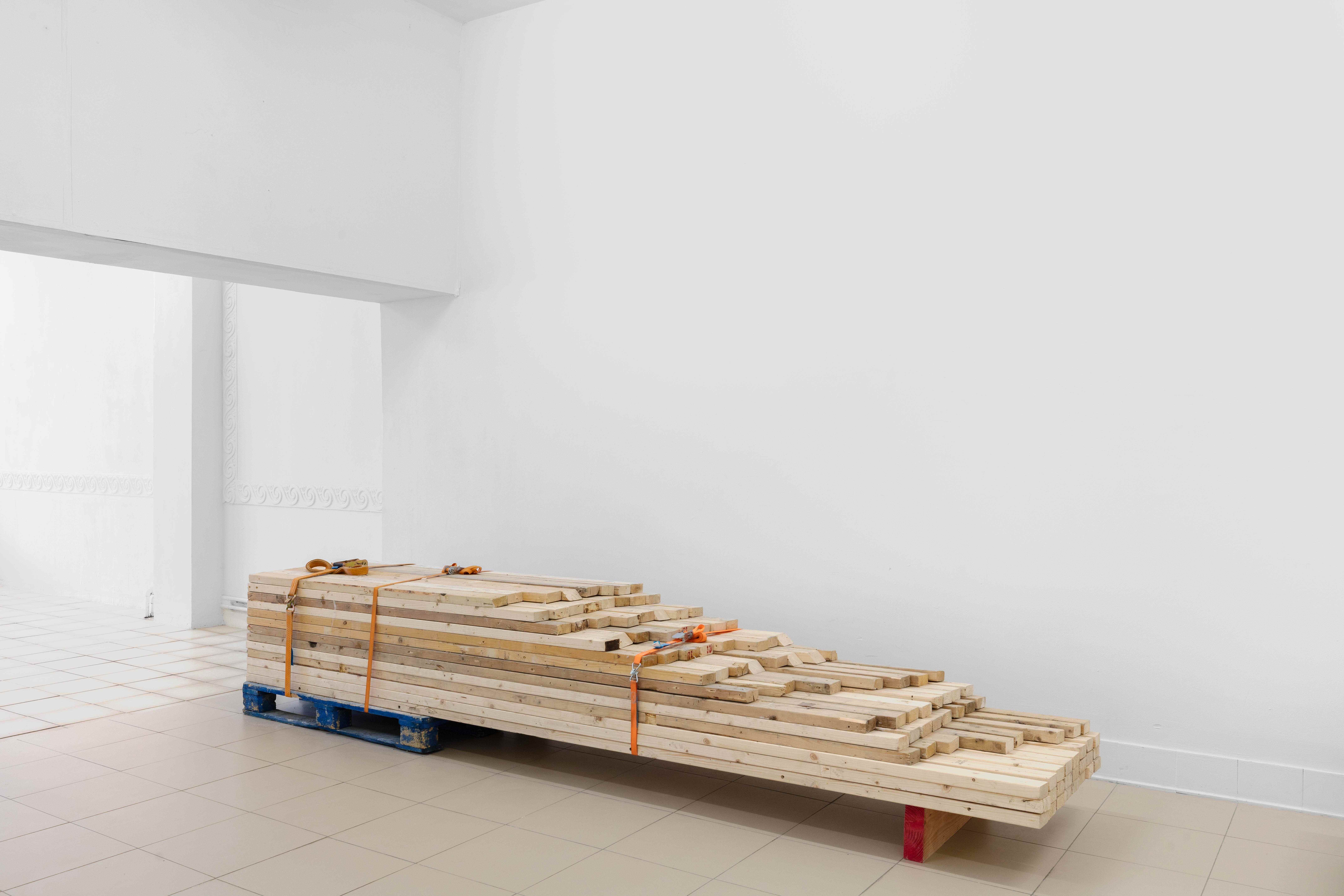 Yoel Pytowski, Dormant Body, 2025. Multi-media installation, exhibition view. Dormant Body. After The Porous Lodge, curated by Zuzanna Rachowska and Camille Van Meenen, 07/02-21/03/2025, KOMPLOT Brussels. Image courtesy of Silvia Cappellari.