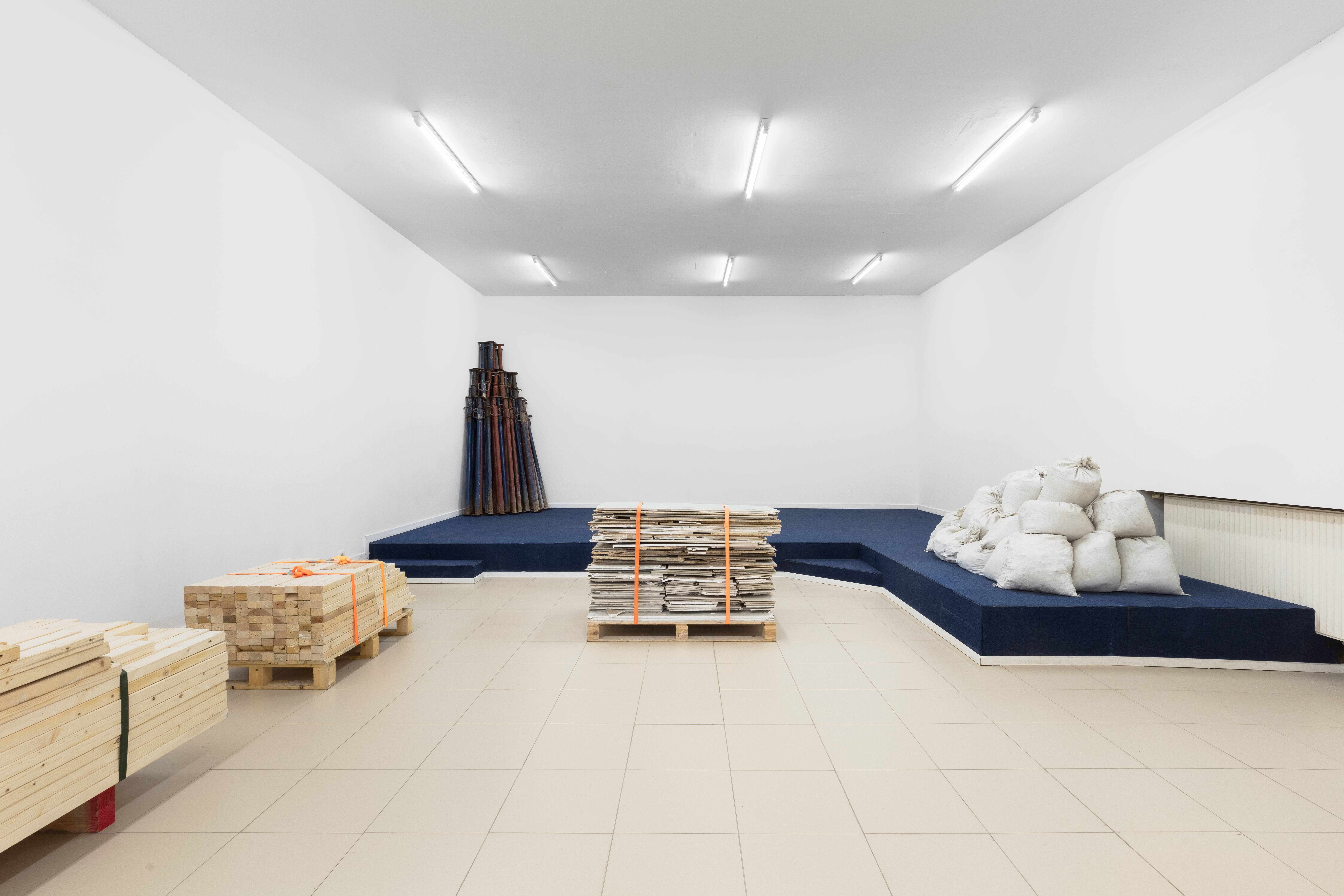 Yoel Pytowski, Dormant Body, 2025. Multi-media installation, exhibition view. Dormant Body. After The Porous Lodge, curated by Zuzanna Rachowska and Camille Van Meenen, 07/02-21/03/2025, KOMPLOT Brussels. Image courtesy of Silvia Cappellari.