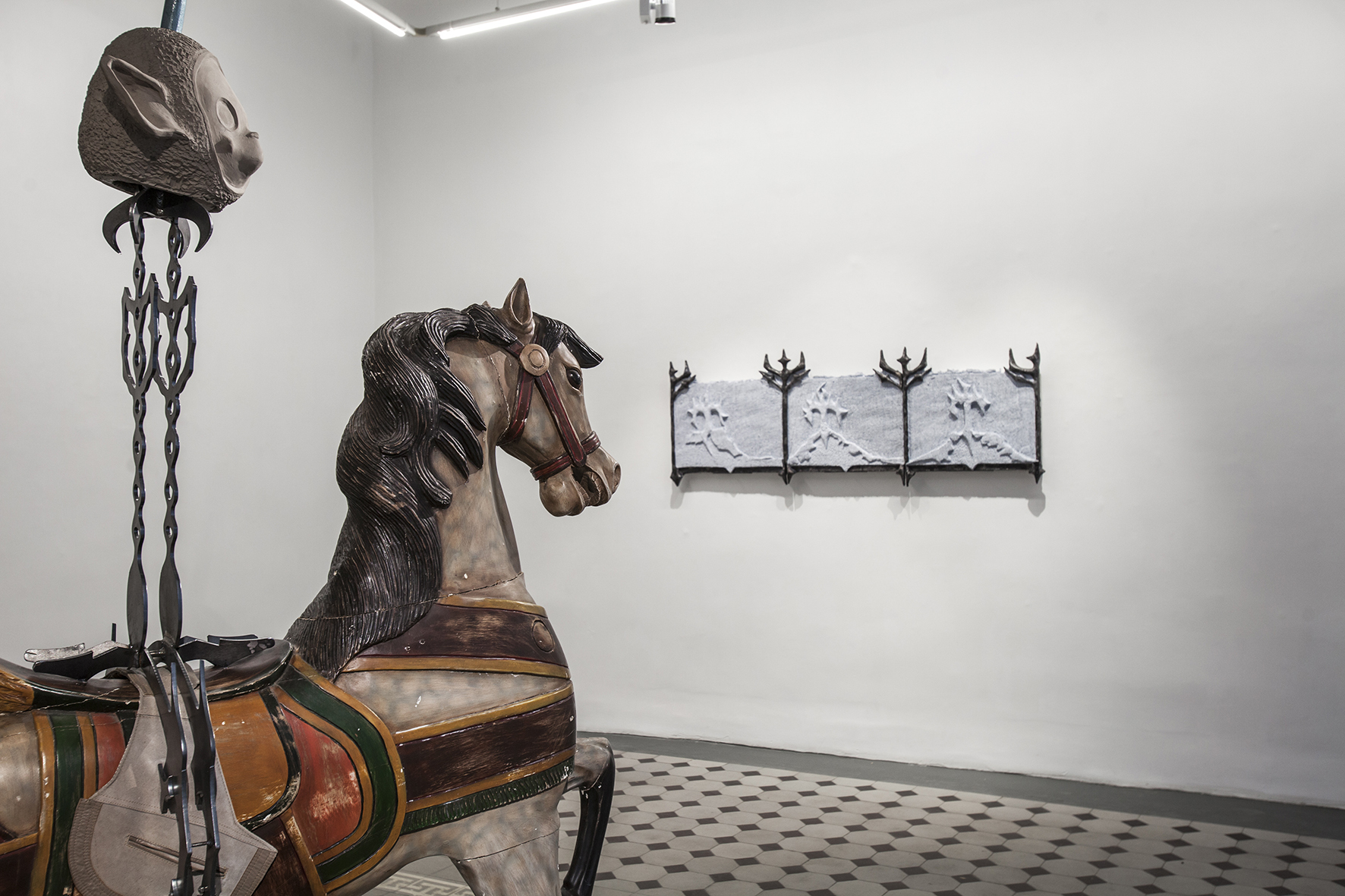 Artworks "Naive Teletubby" (ceramics, steel, 2025), "Ronda" (wood, 1576) & "Sword Forest" (ceramics, glaze, 2025). "Samurai Horizon" by Madlen Hirtentreu. Photography by Alana Proosa