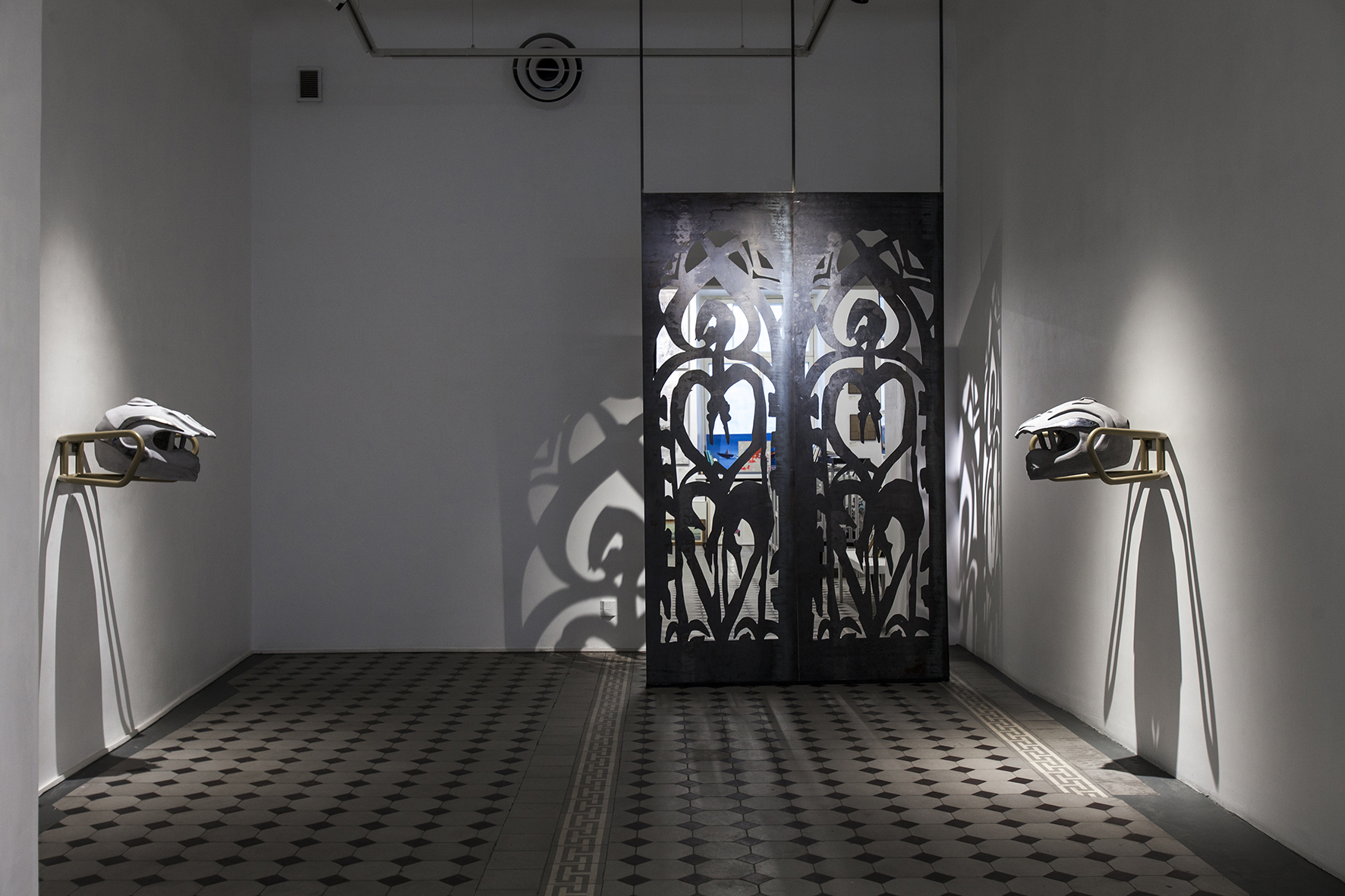 Artworks "Dolphin Delight" (ceramics, glaze, aluminium, 2025) & "Swan Song" (steel, 2023). "Samurai Horizon" by Madlen Hirtentreu. Photography by Alana Proosa