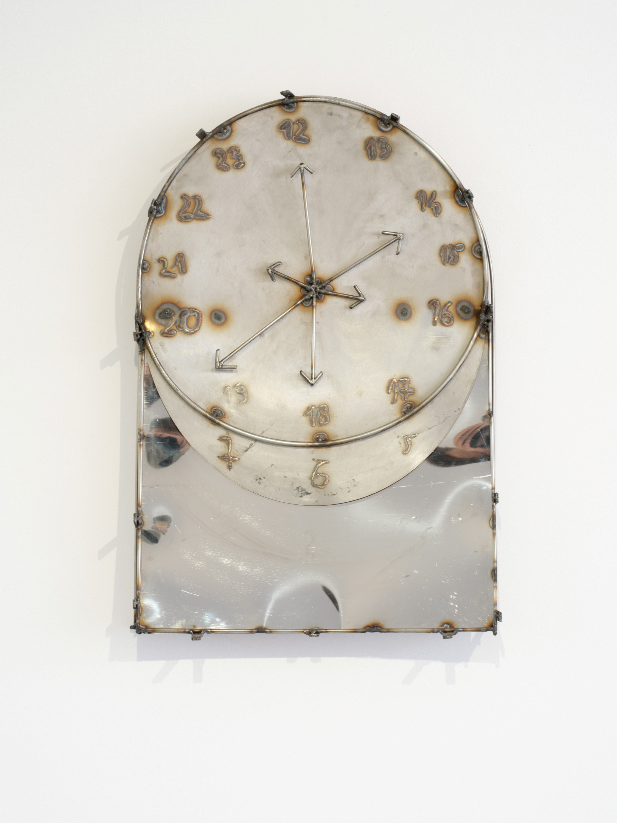 Kinga Dobosz, „No Time Left”, 2025, stainless steel, 59 x 39 x 11 cm