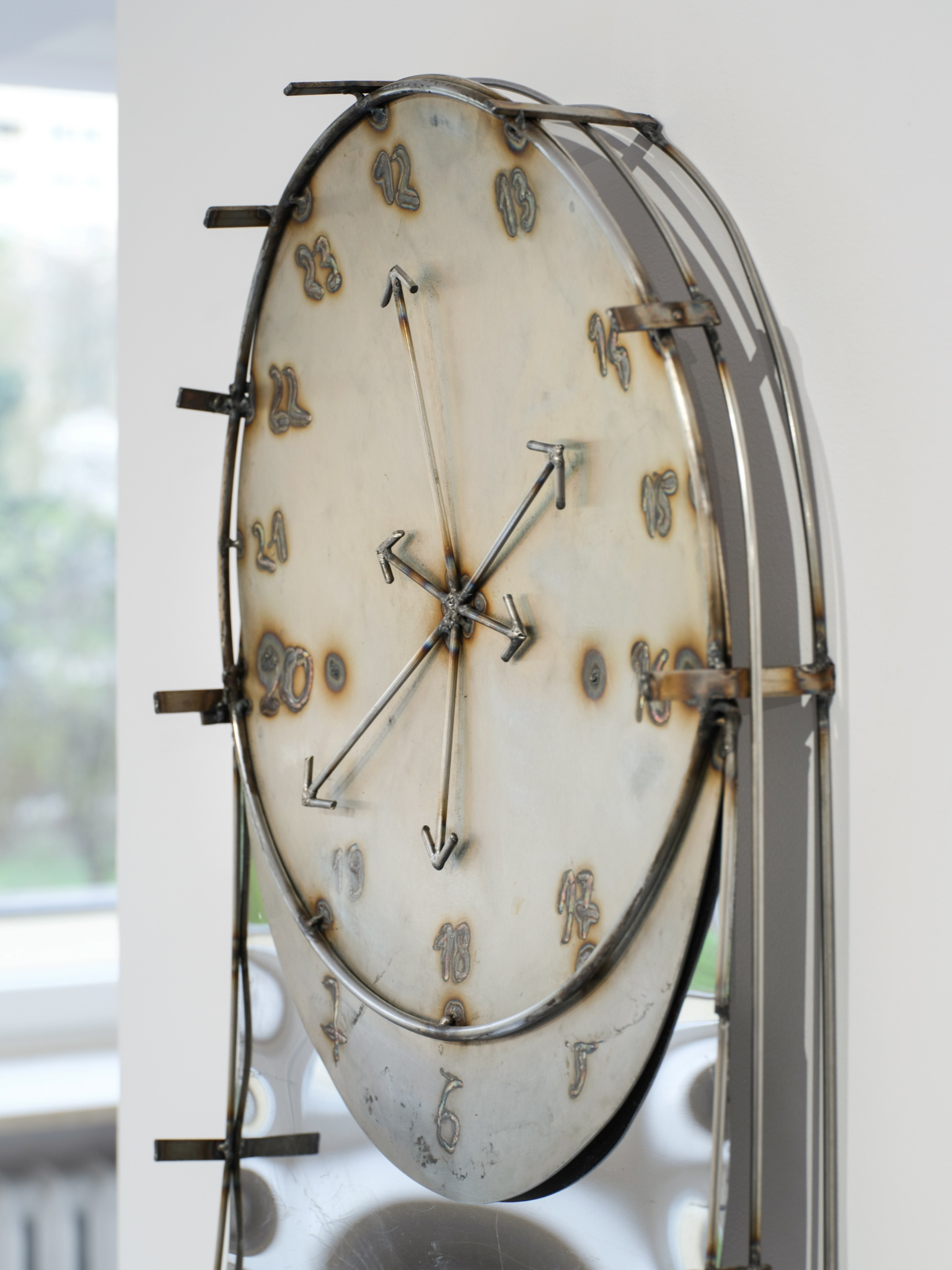 Kinga Dobosz, „No Time Left”, 2025, stainless steel, 59 x 39 x 11 cm, detail