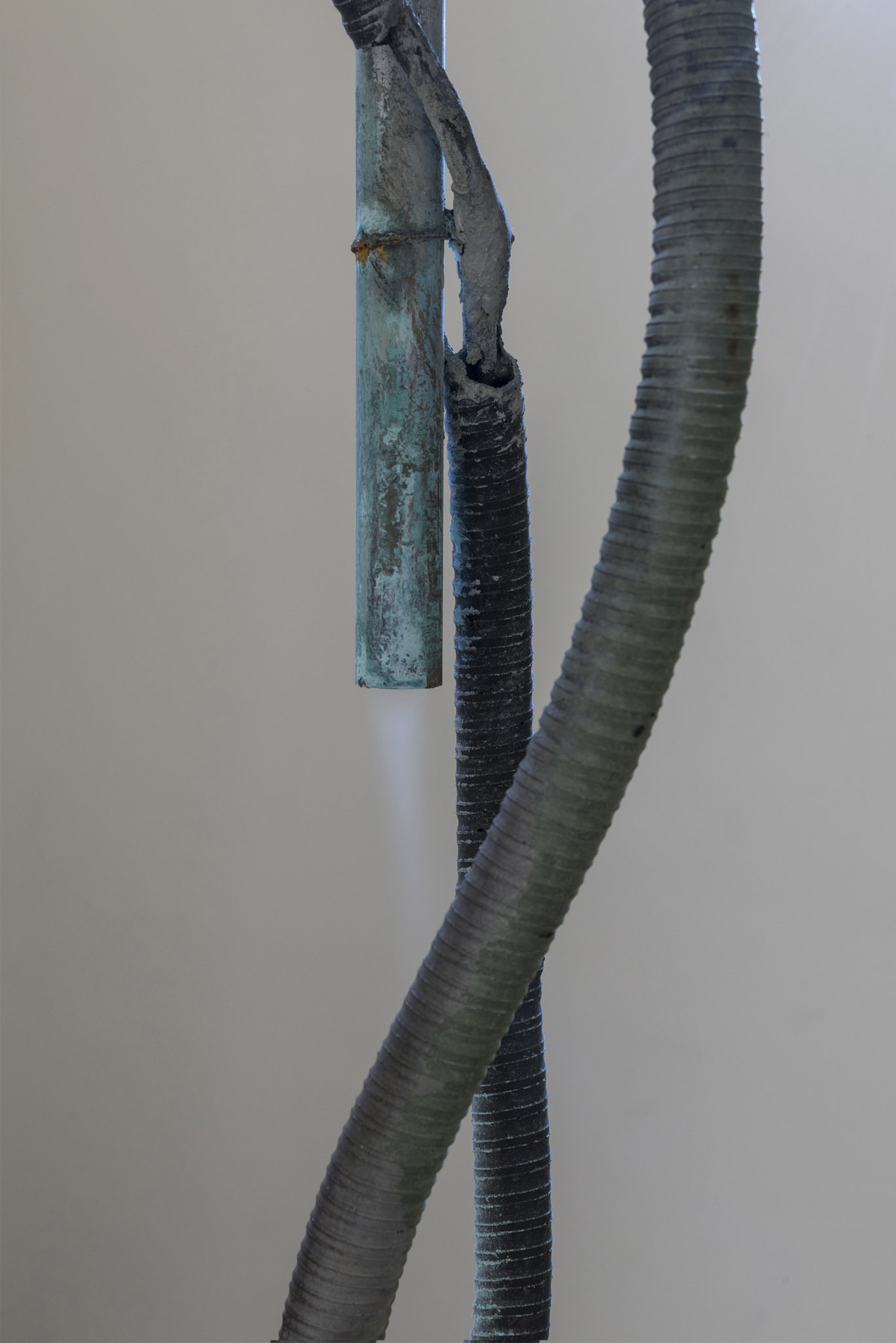 Andrea Mauti, Esausta (voices, voices), 2025. Copper, ashes from the firing of the clay objects displayed in the exhibition, gypsum, iron oxide, soil from the Caffarella Park, charcoal, customized fennel essential oil, steam, steel. 150 x 295 x 56 cm.