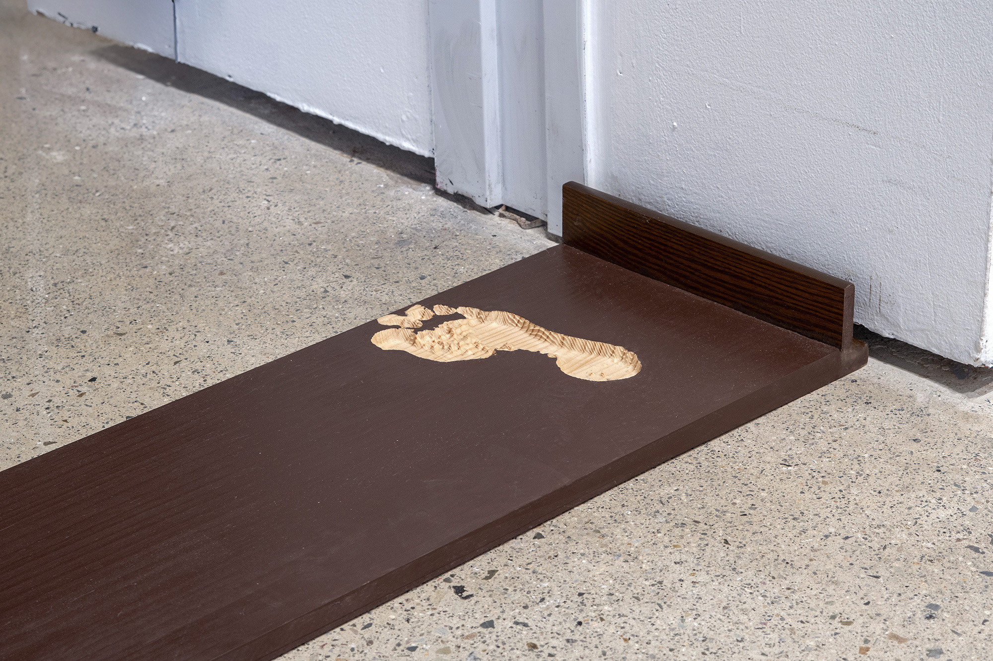 Kay Yoon, Threshold, 2025, gyoja table, 300 x 30 cm