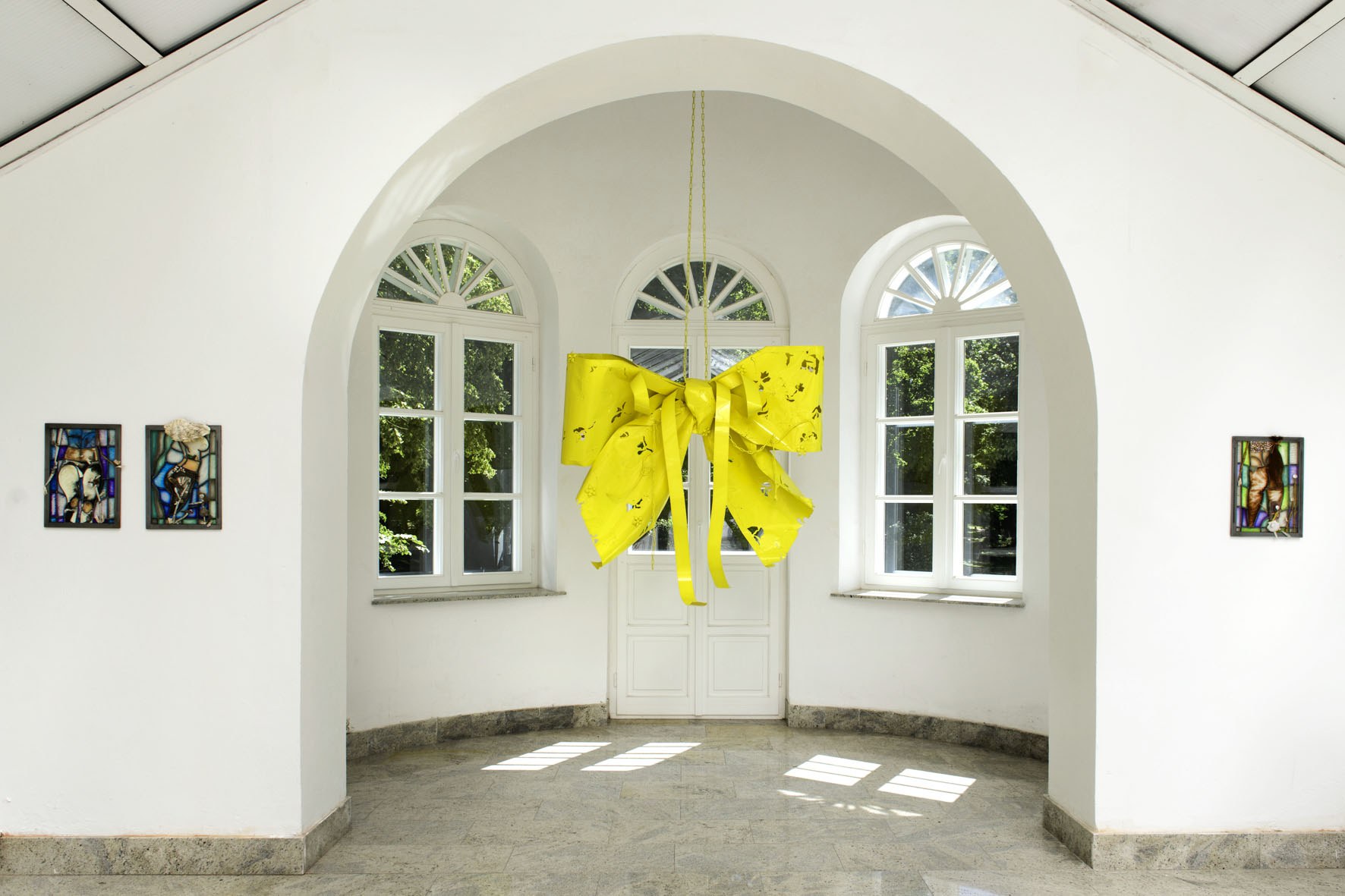 Exhibition view Soft Smiths. Contemporary women's* metalwork, center: Hannah Sophie Dunkelberg, Spitze, 2023; on the wall from the left: Lucia Leuci