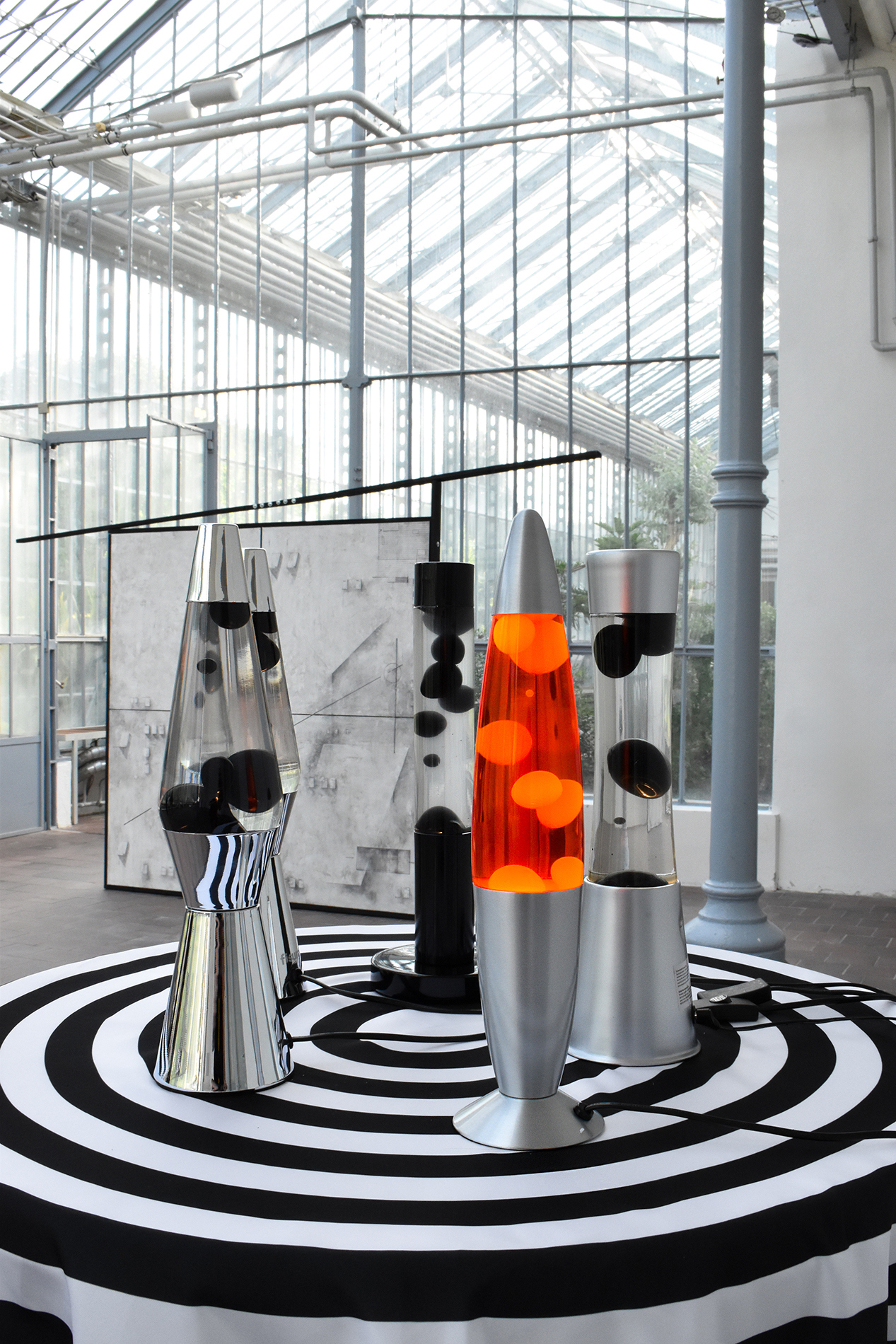Georg Dahled: White Standing Table I, 2025 Standing table, tablecloth, lava-lamps Ca. 160 cm high, â 70 cm